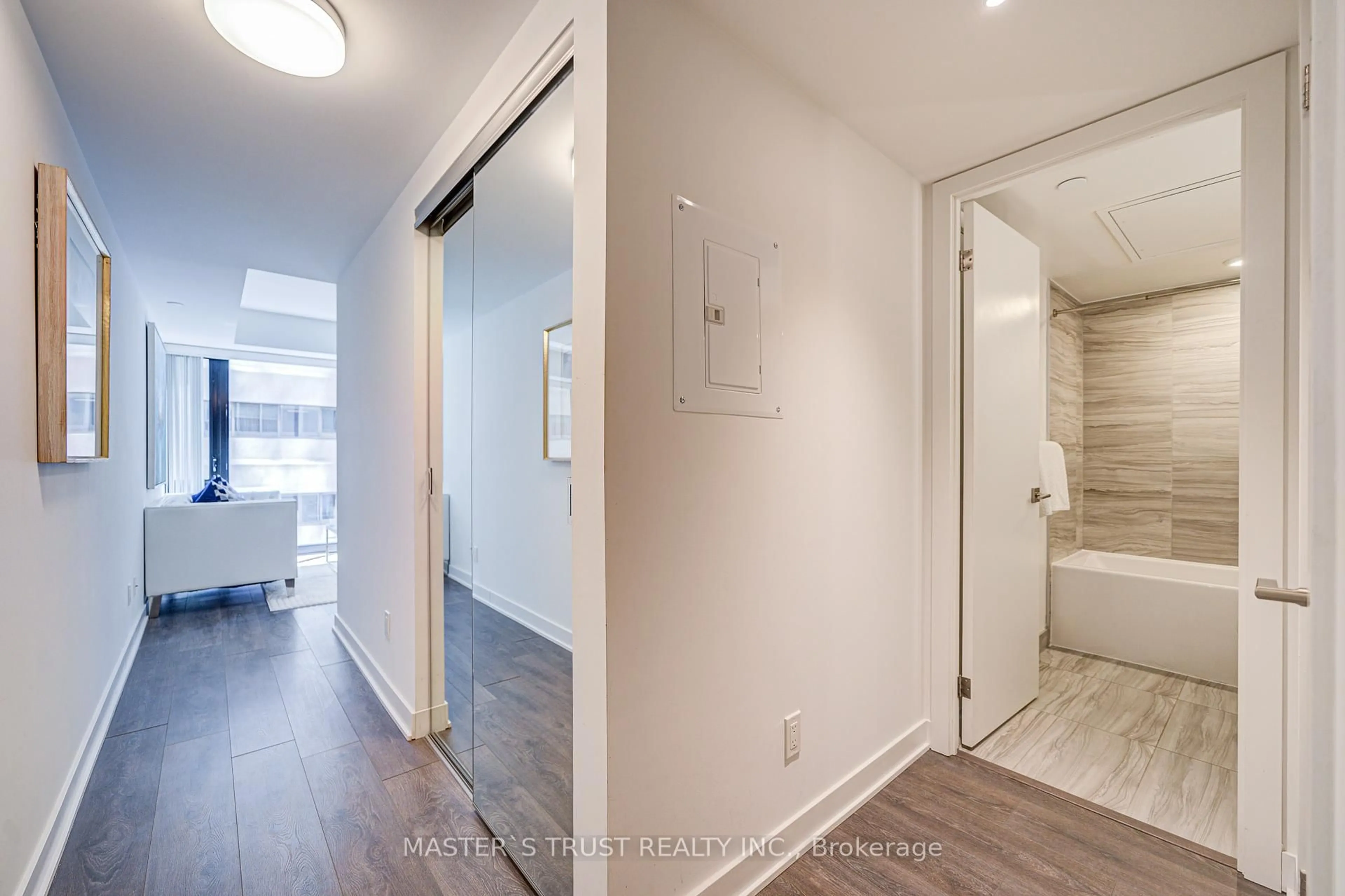 Indoor entryway for 188 Cumberland St #606, Toronto Ontario M5R 0B6
