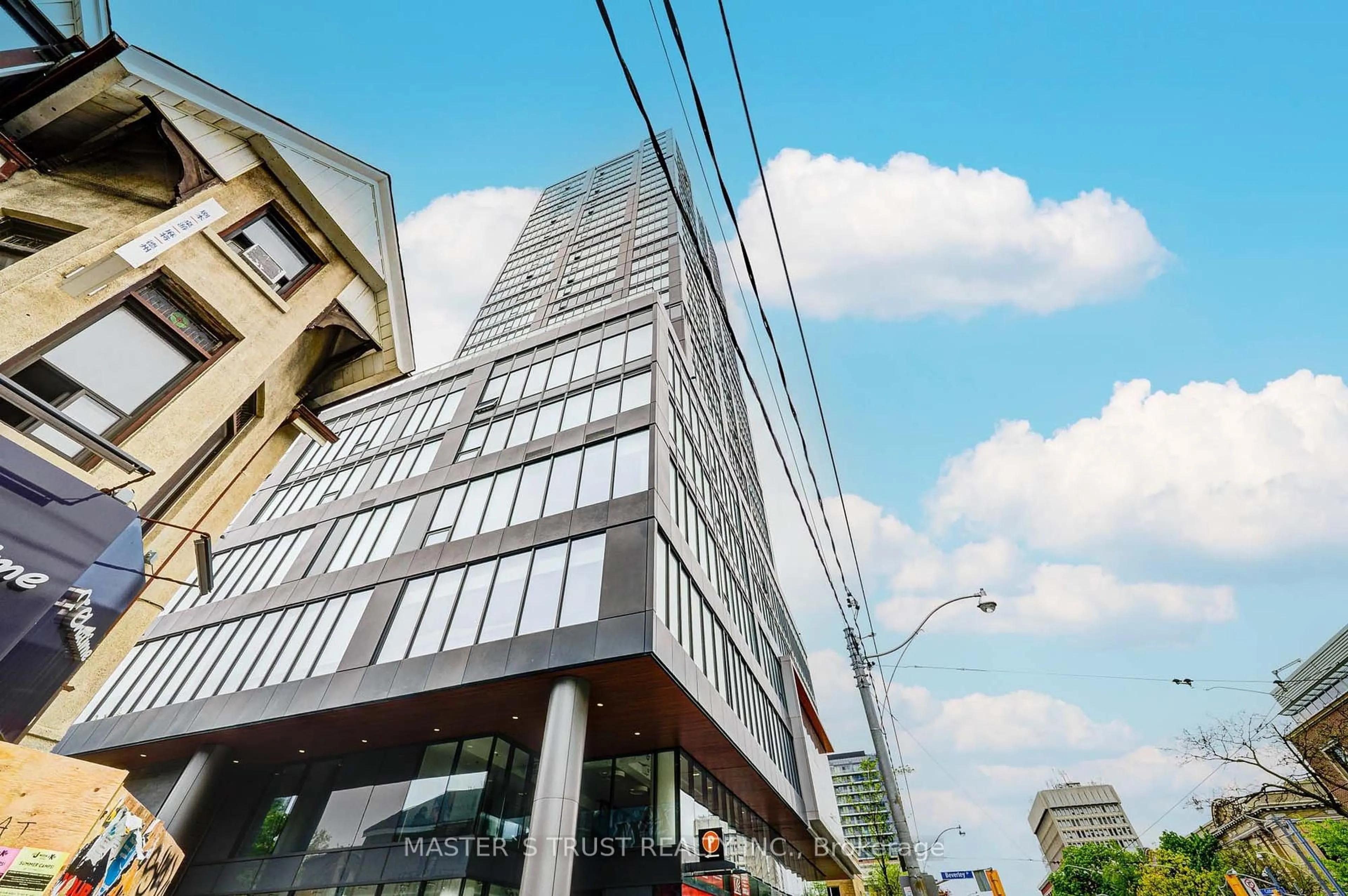 Indoor foyer for 203 College St #1007, Toronto Ontario M5T 0C8