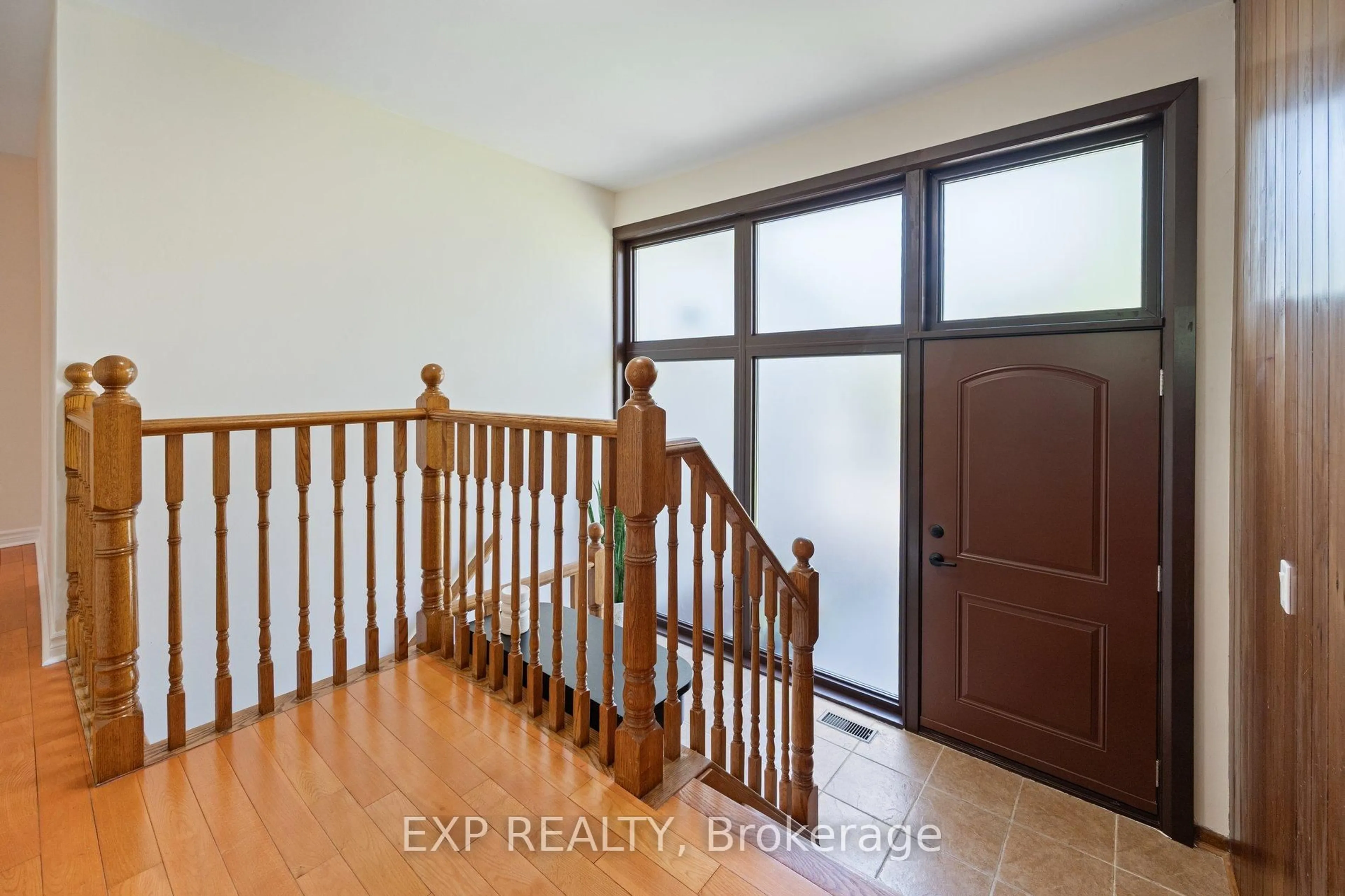 Indoor entryway for 17 Ravenscroft Circ, Toronto Ontario M2K 1X1