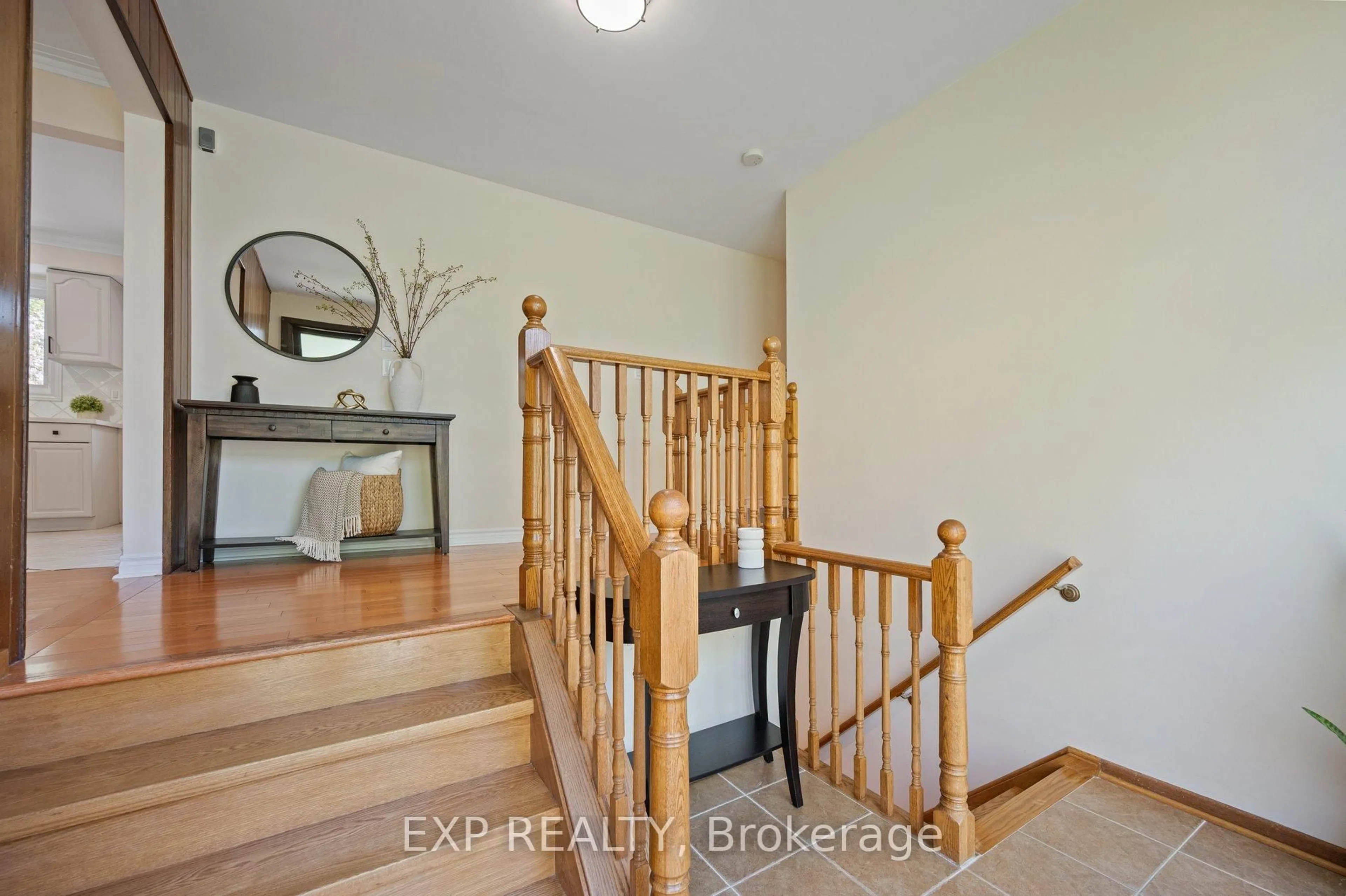 Indoor entryway for 17 Ravenscroft Circ, Toronto Ontario M2K 1X1