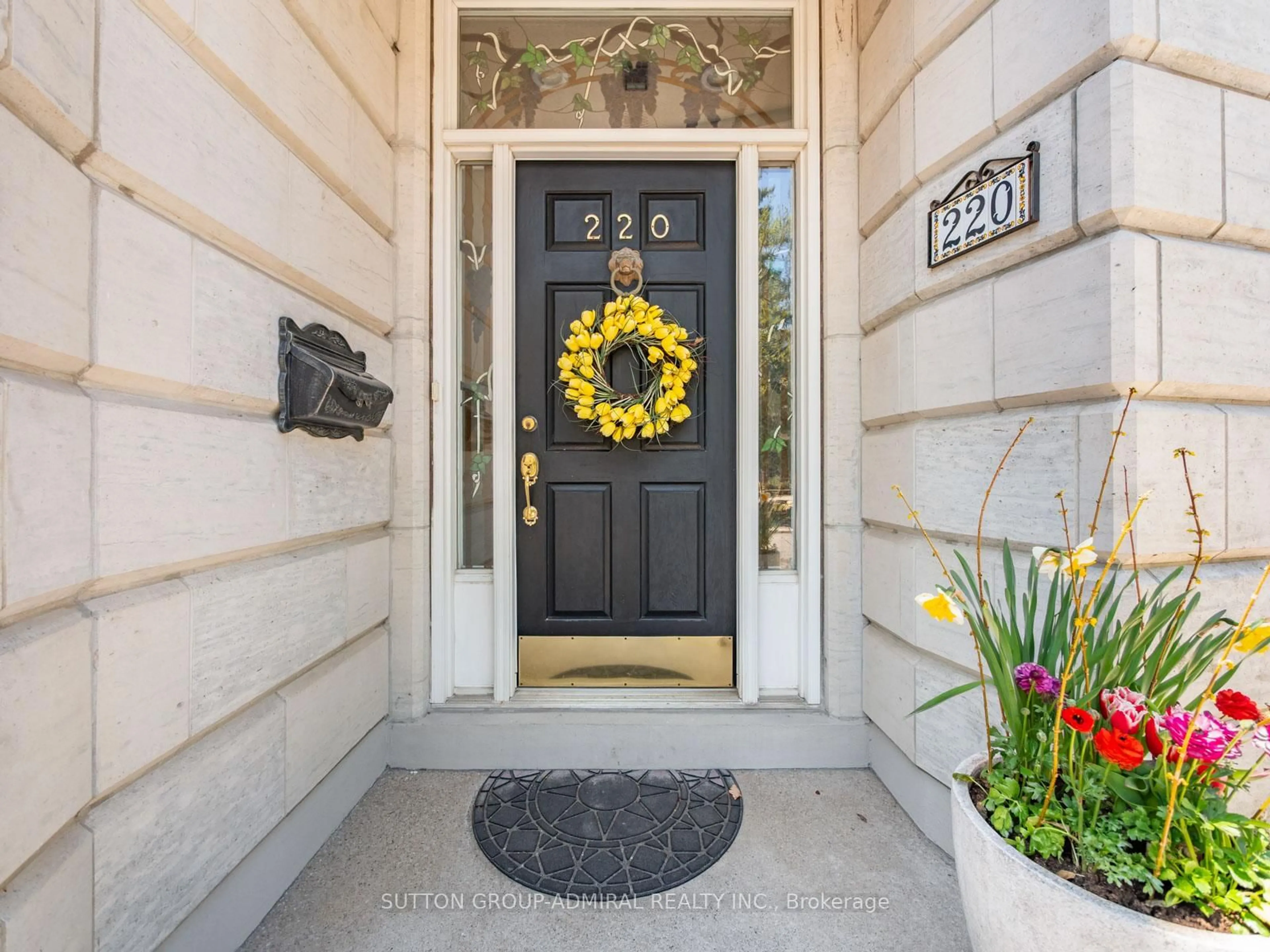 Indoor entryway for 220 Walmer Rd, Toronto Ontario M5R 3R7