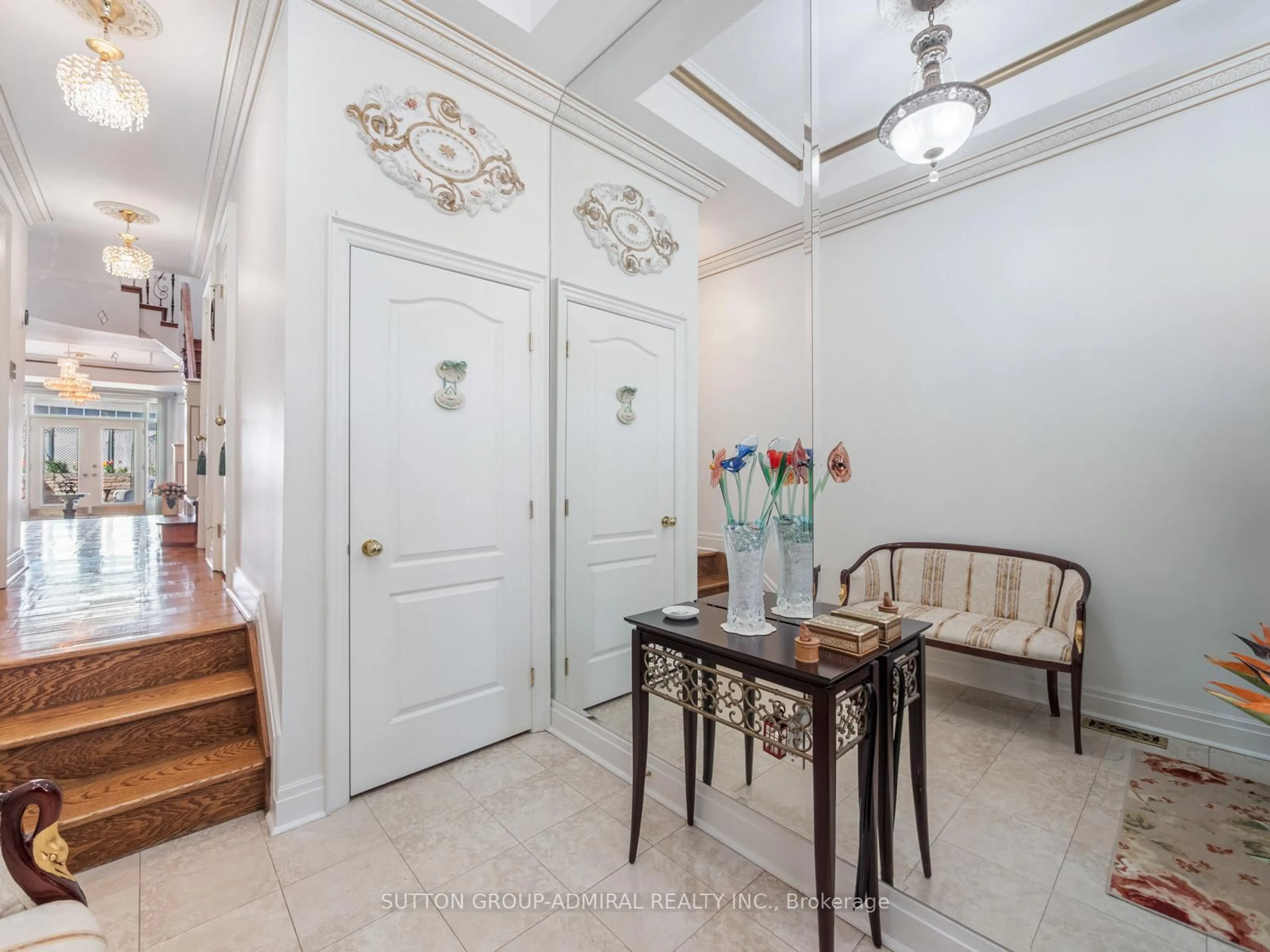 Indoor entryway for 220 Walmer Rd, Toronto Ontario M5R 3R7