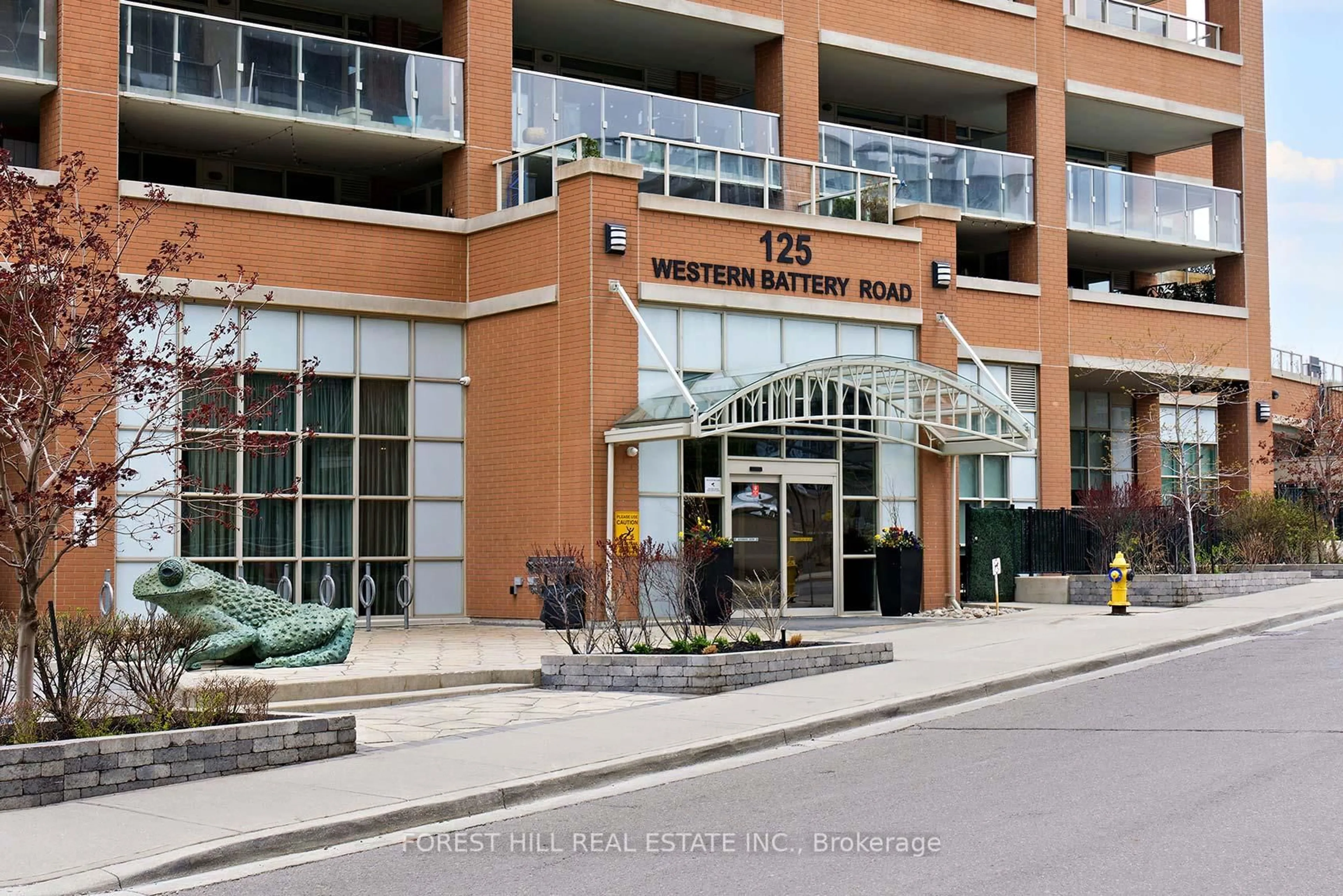 Indoor foyer for 125 Western Battery Rd #303, Toronto Ontario M6K 3R8