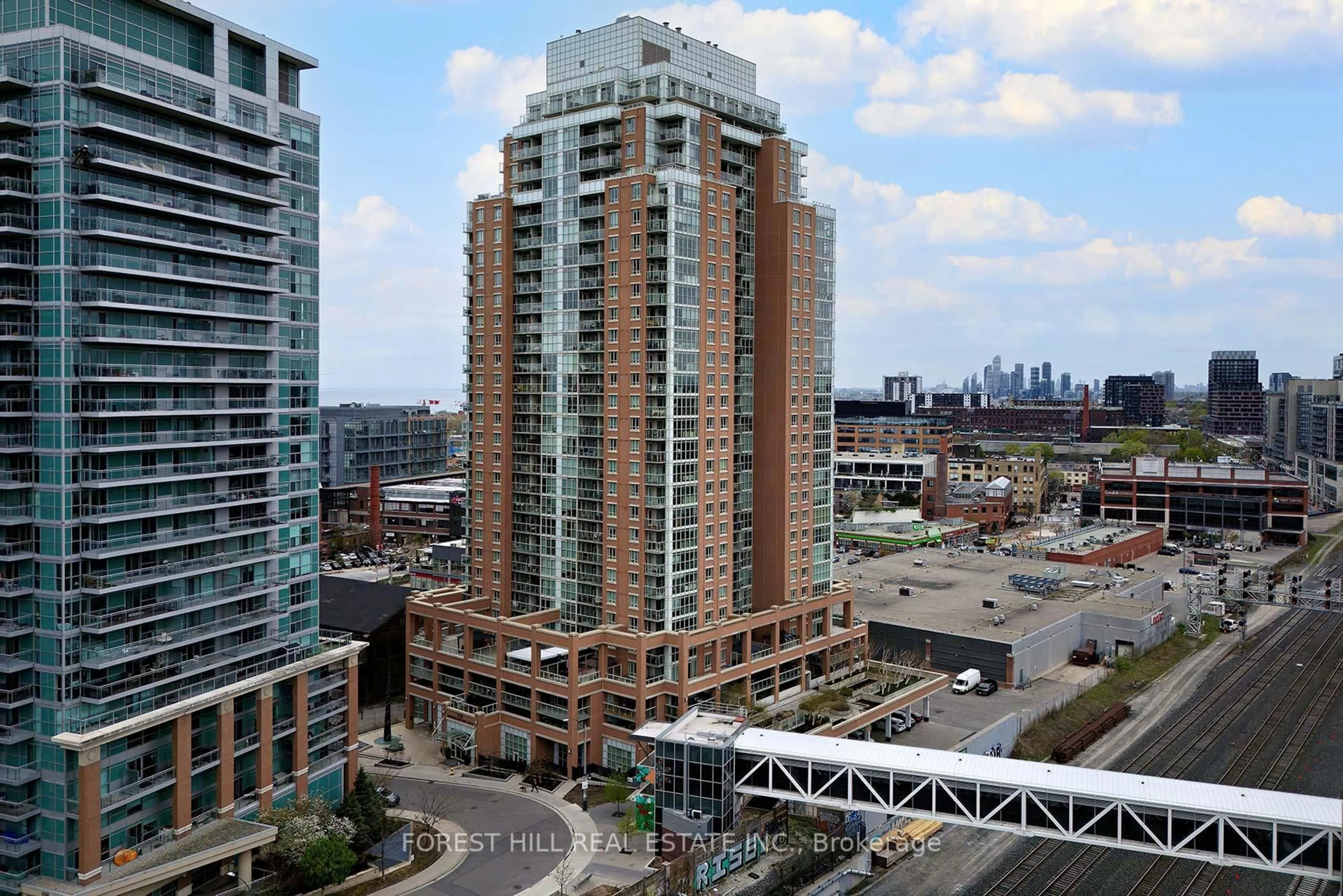 A pic from outside/outdoor area/front of a property/back of a property/a pic from drone, city buildings view from balcony for 125 Western Battery Rd #303, Toronto Ontario M6K 3R8