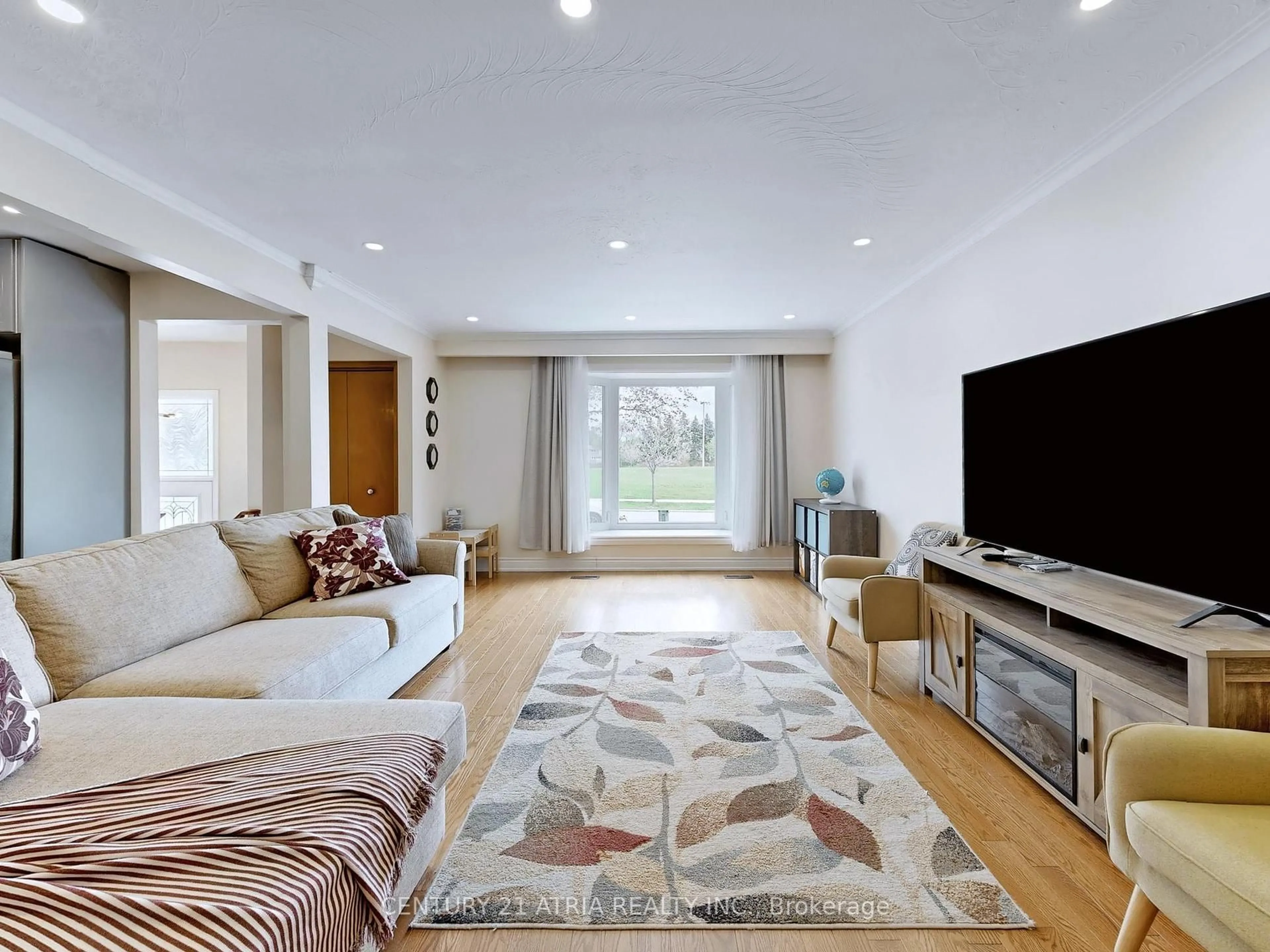 Living room with furniture, unknown for 62 Muirhead Rd, Toronto Ontario M2J 3W4