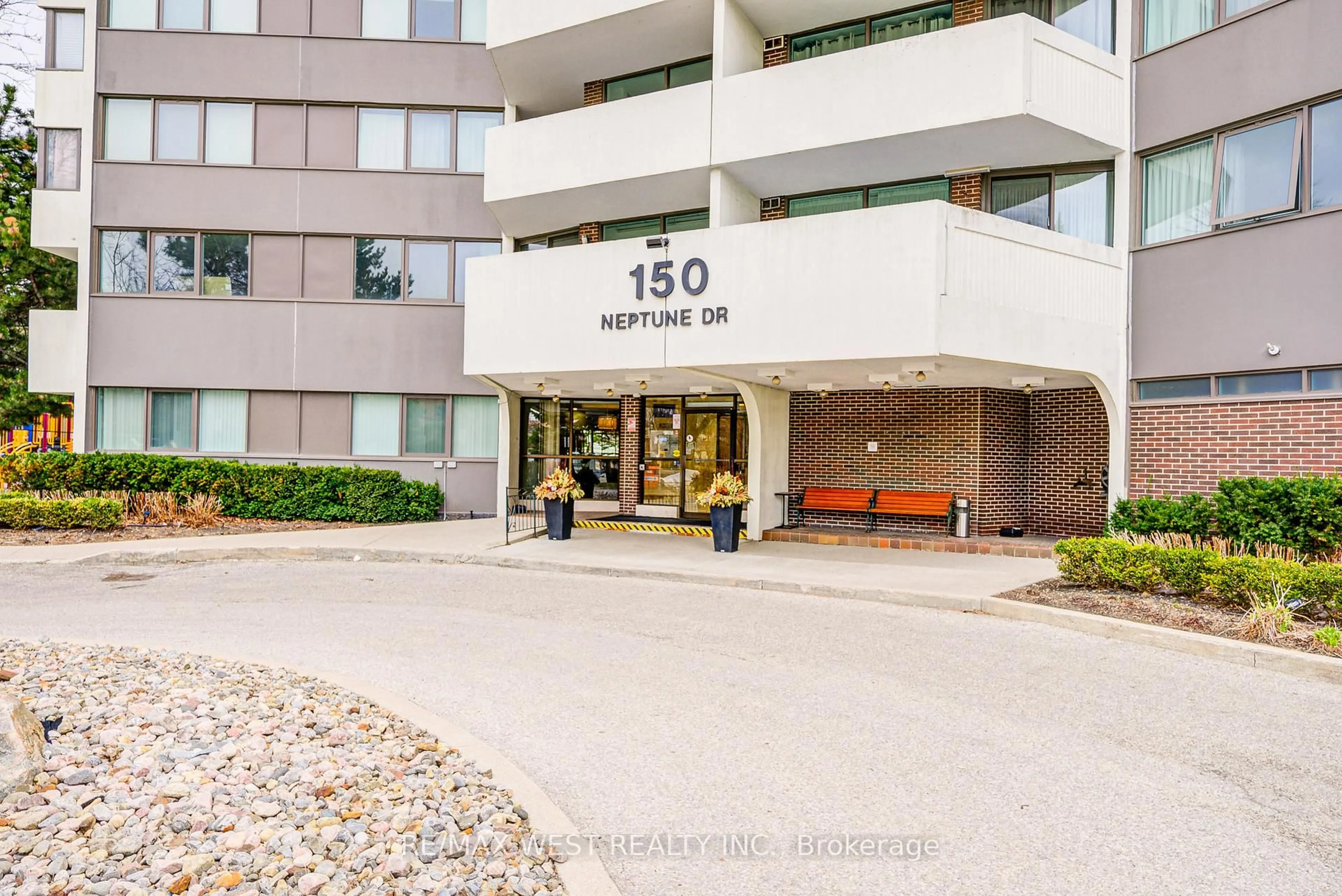 Indoor foyer for 150 Neptune Dr #906, Toronto Ontario L6R 0T7