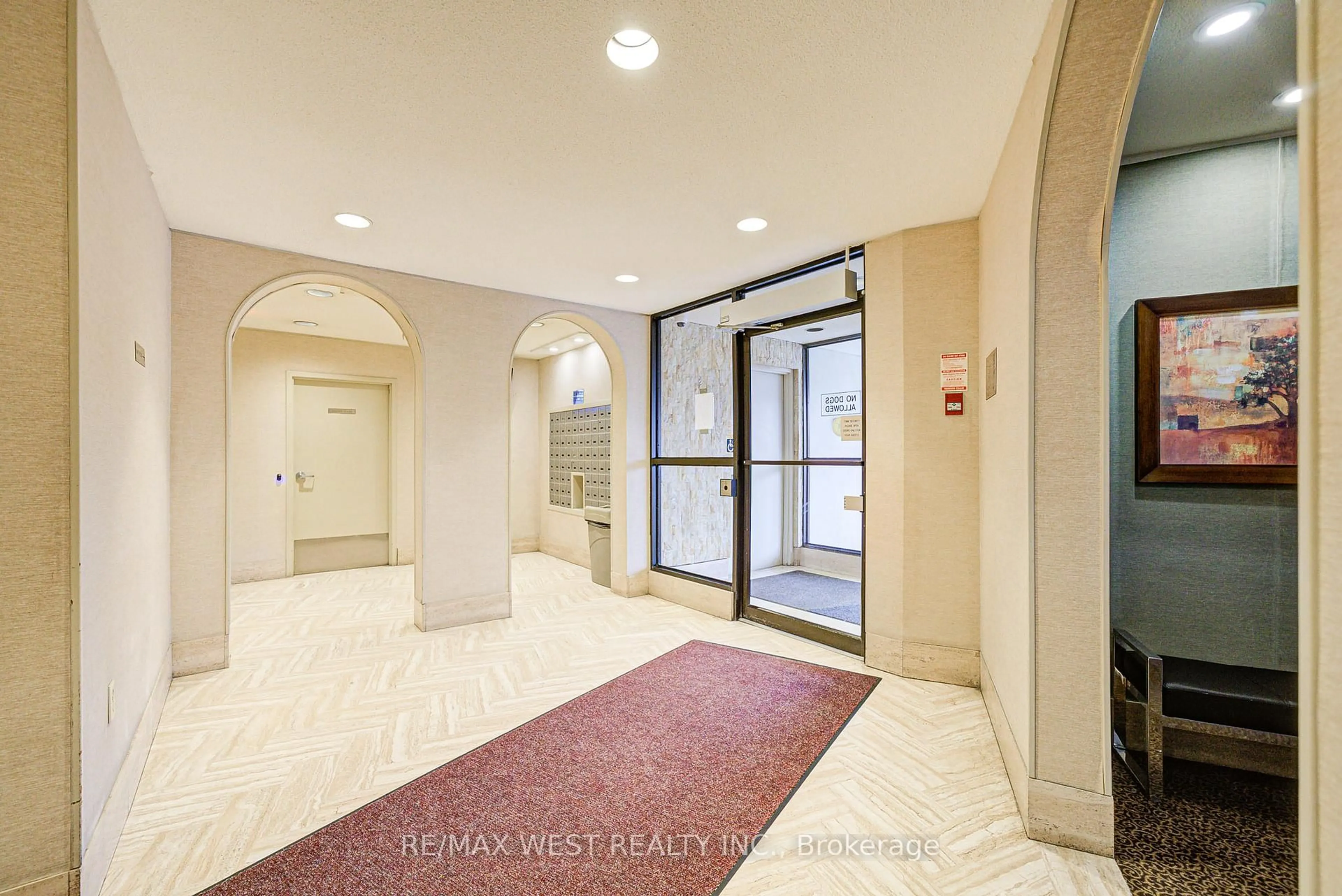 Indoor foyer for 150 Neptune Dr #906, Toronto Ontario L6R 0T7