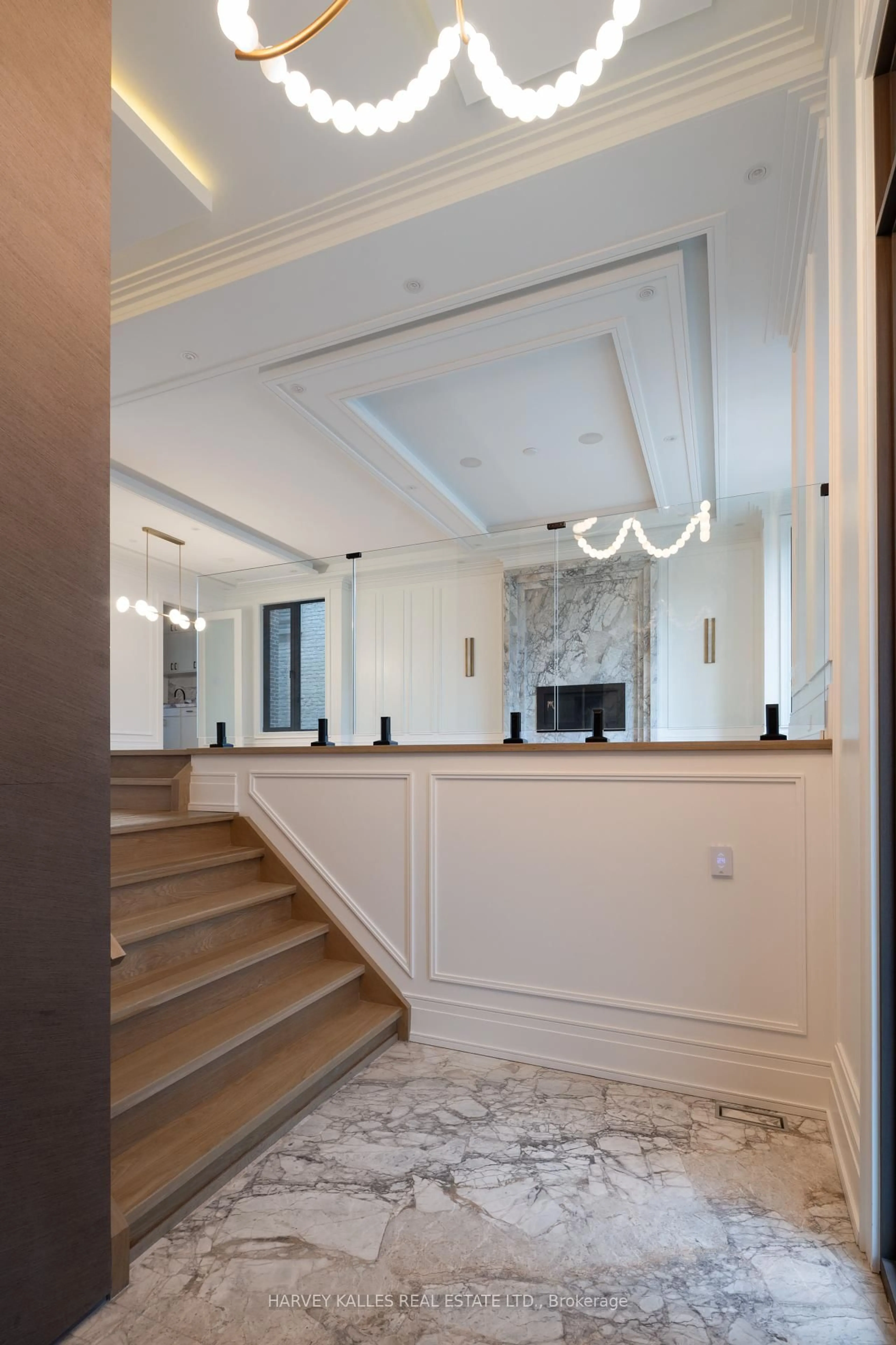 Indoor foyer for 217 Richview Ave, Toronto Ontario M5P 3G2