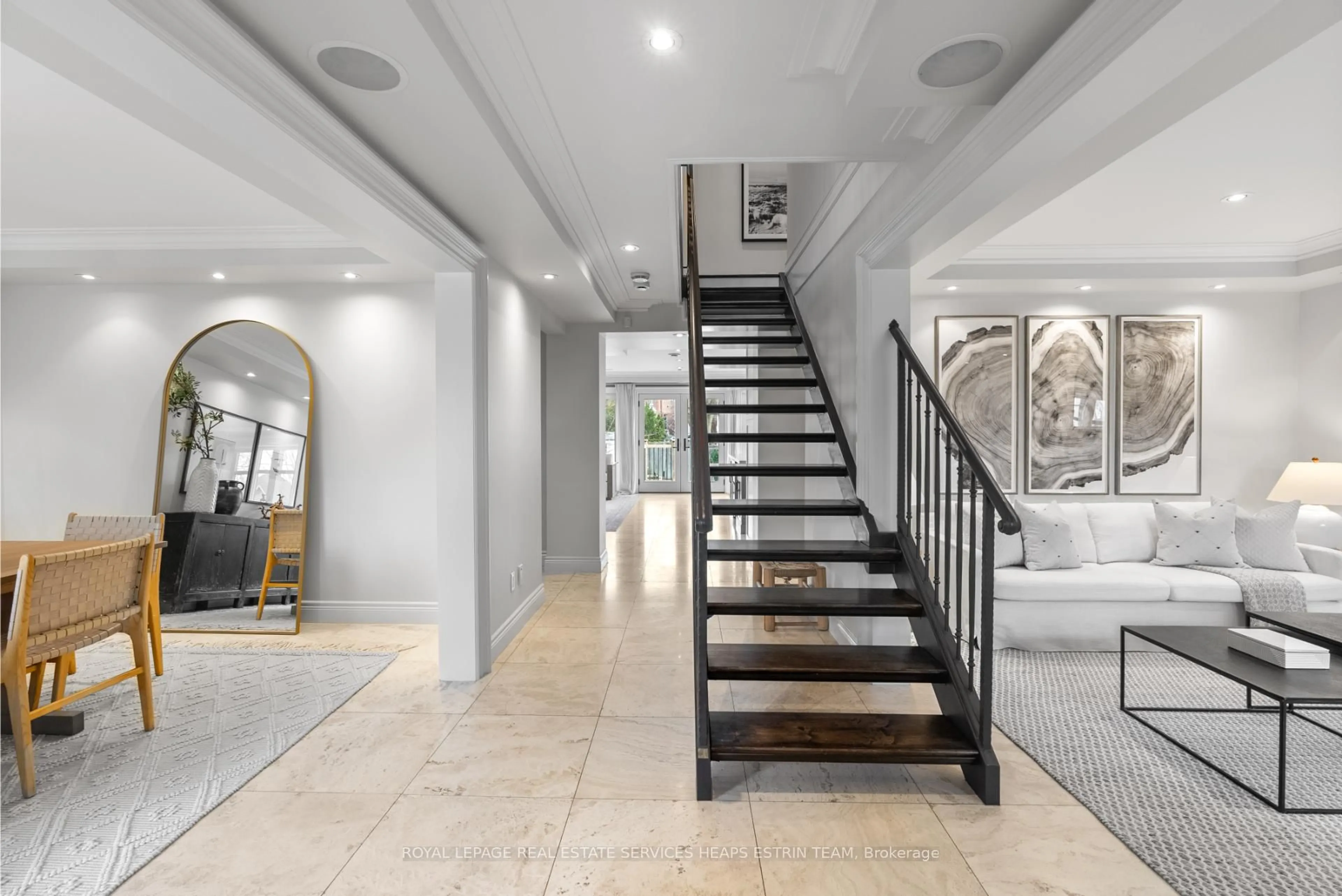 Indoor foyer for 32 Parkhurst Blvd, Toronto Ontario M4G 2C6