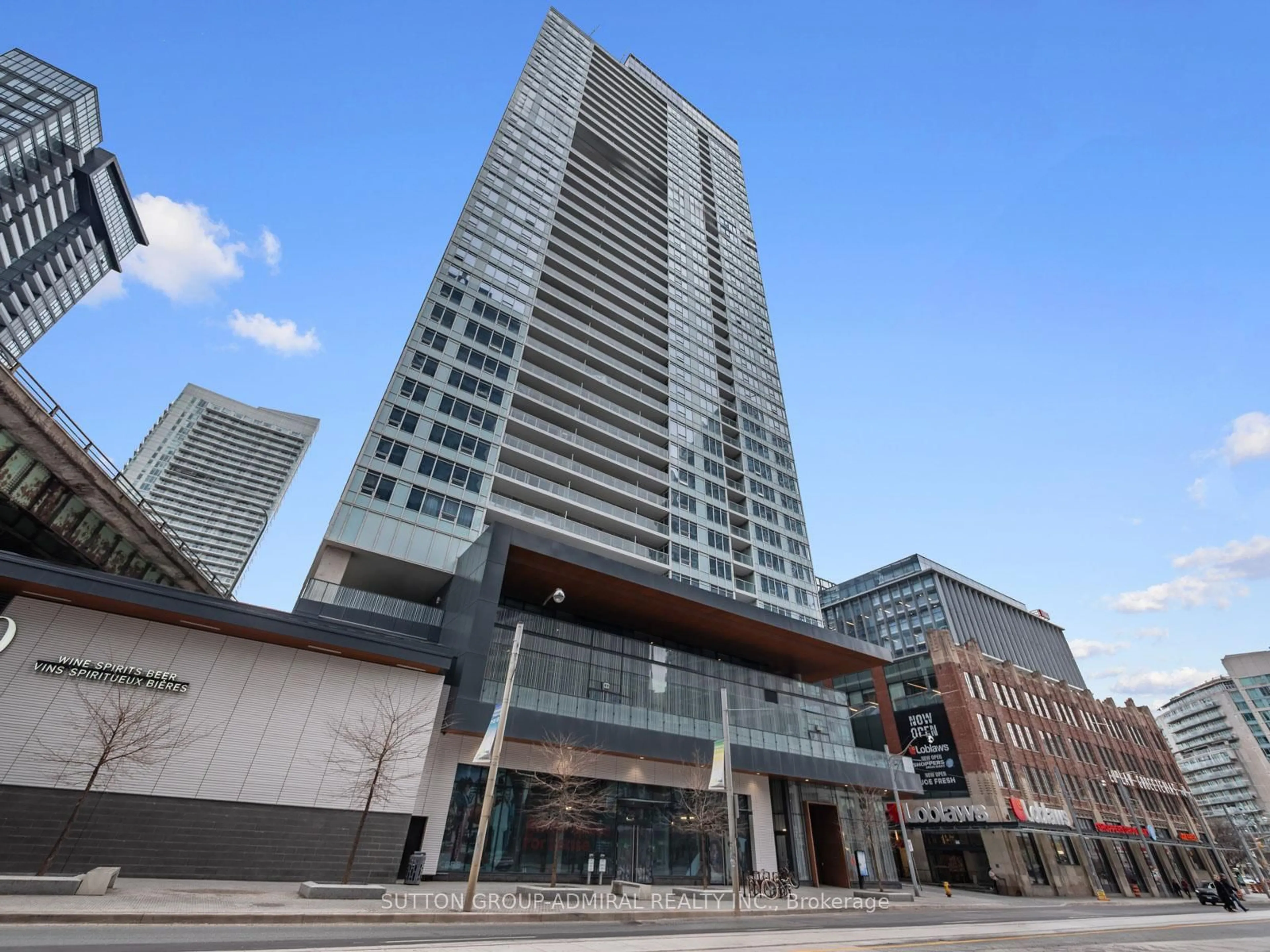 Indoor foyer for 19 Bathurst St #706, Toronto Ontario M5V 0N2