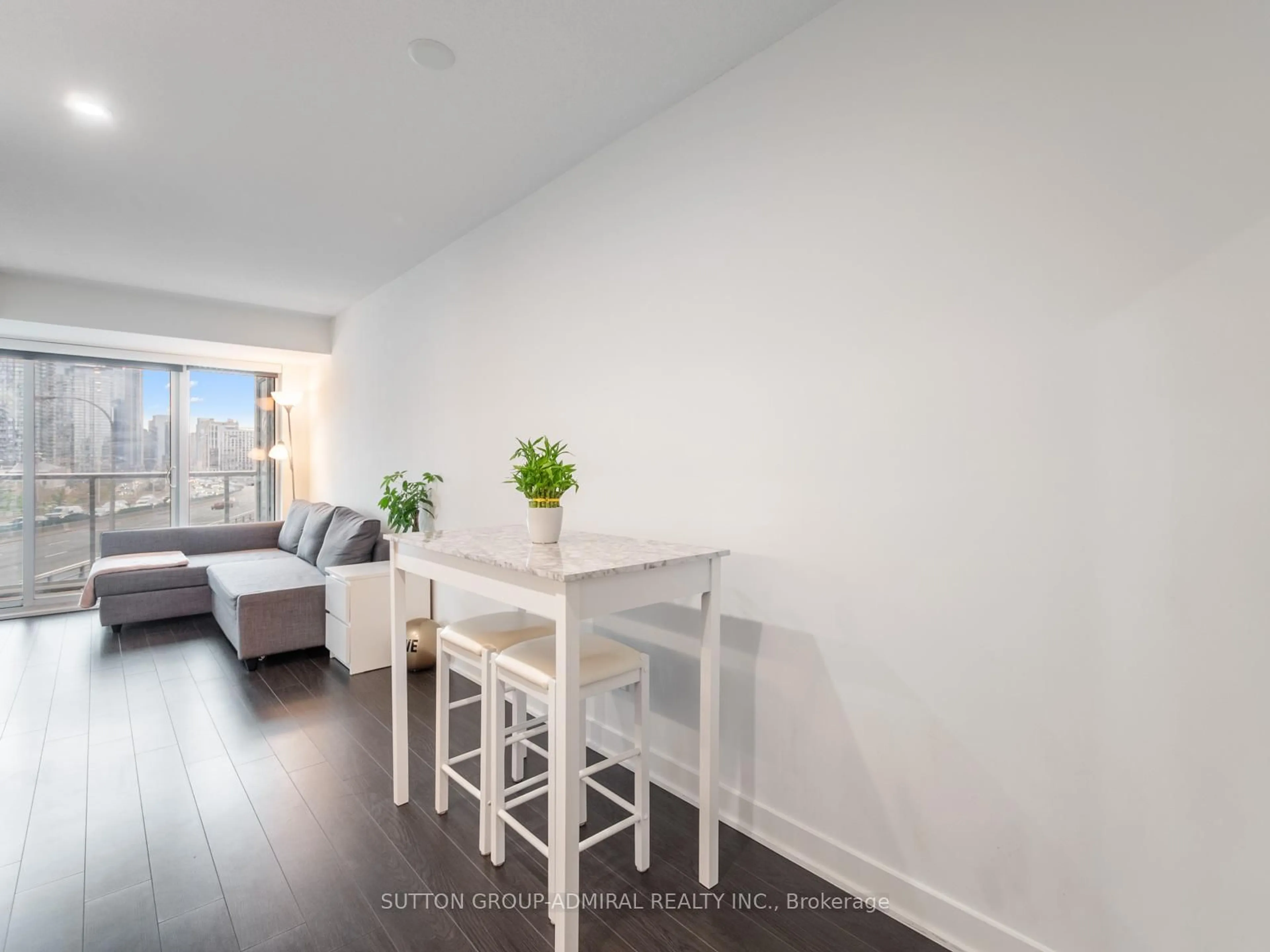 A pic of a room for 19 Bathurst St #706, Toronto Ontario M5V 0N2