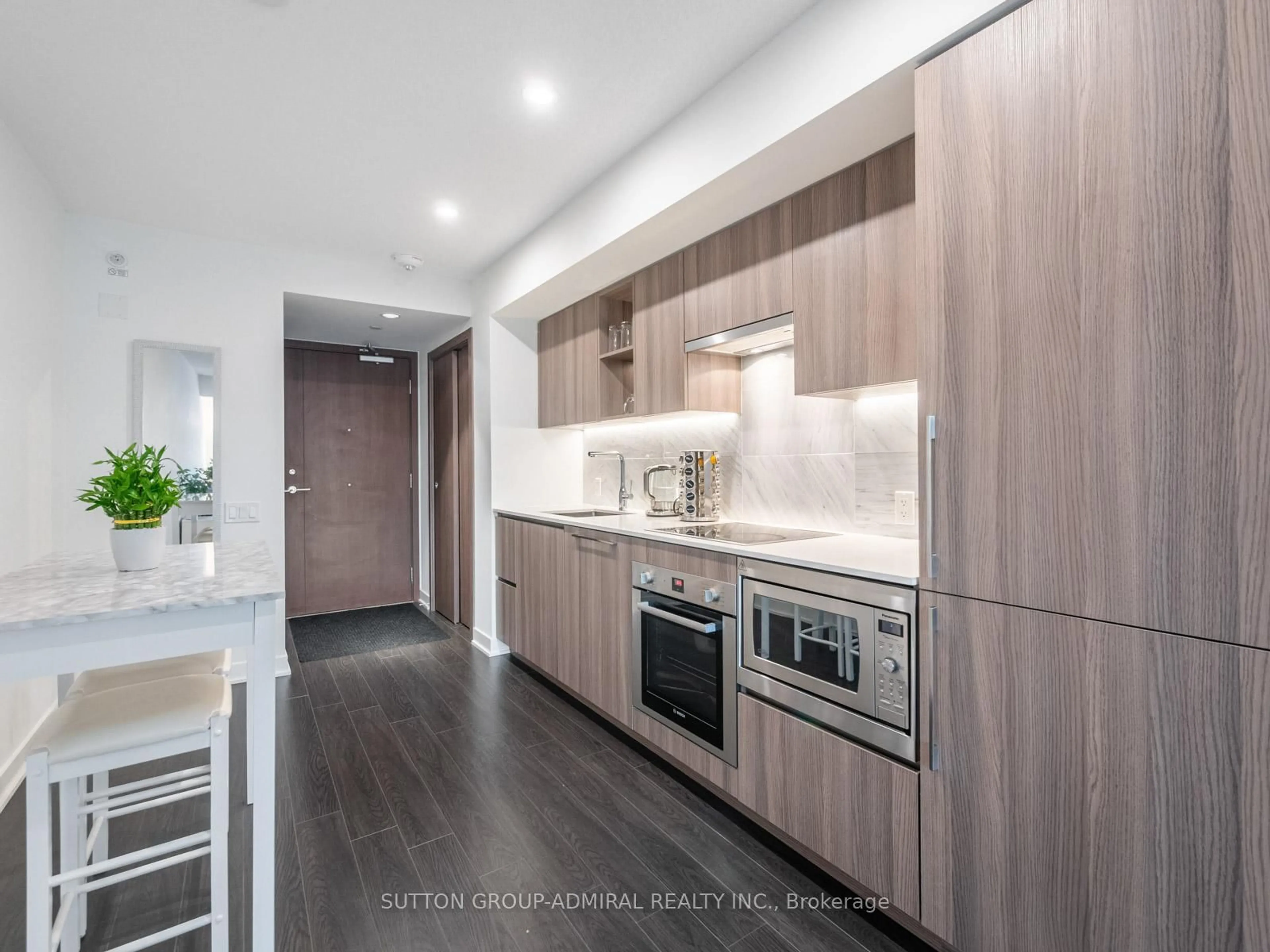 Open concept kitchen, wood/laminate floor for 19 Bathurst St #706, Toronto Ontario M5V 0N2