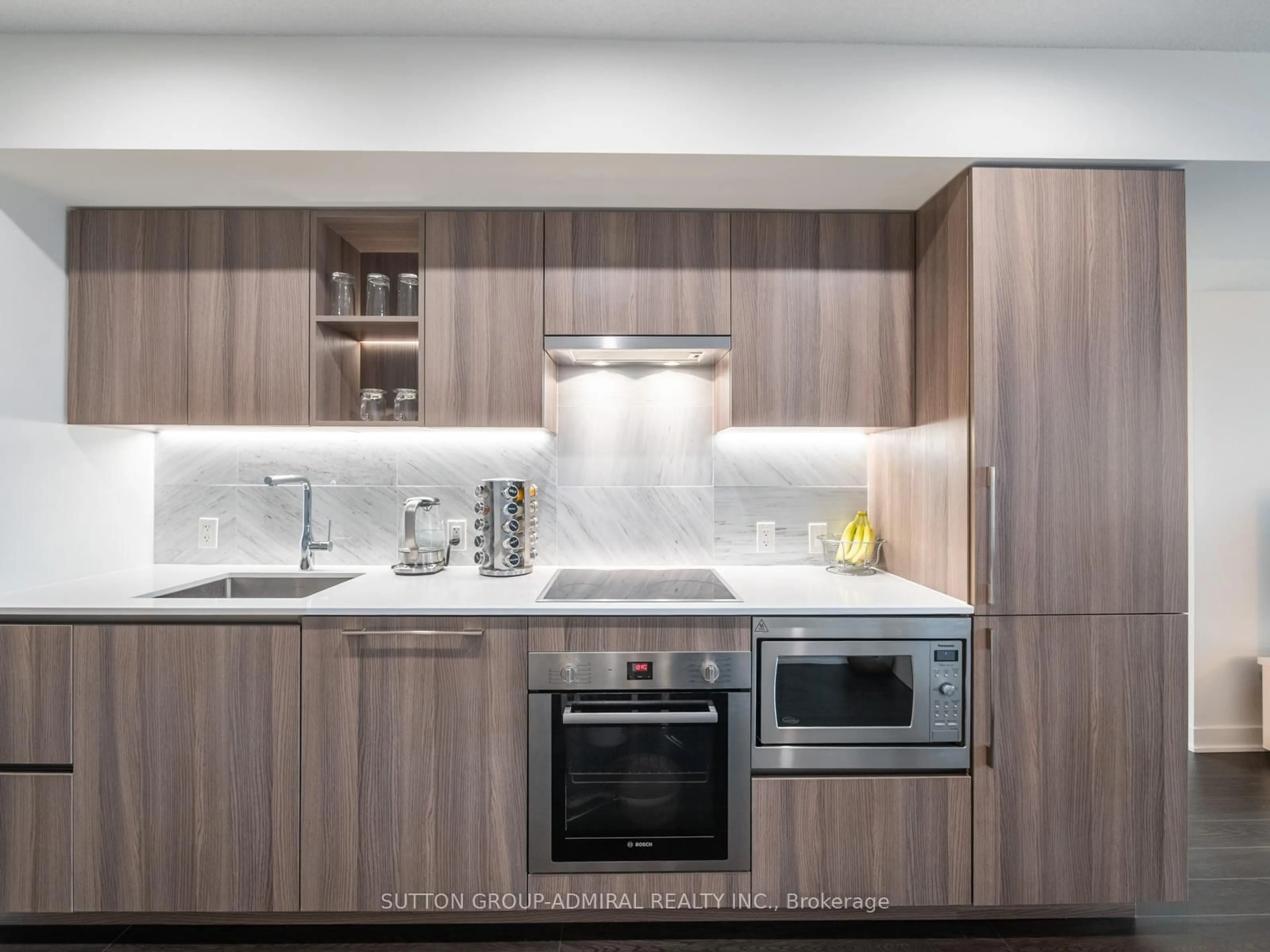 Standard kitchen, unknown for 19 Bathurst St #706, Toronto Ontario M5V 0N2
