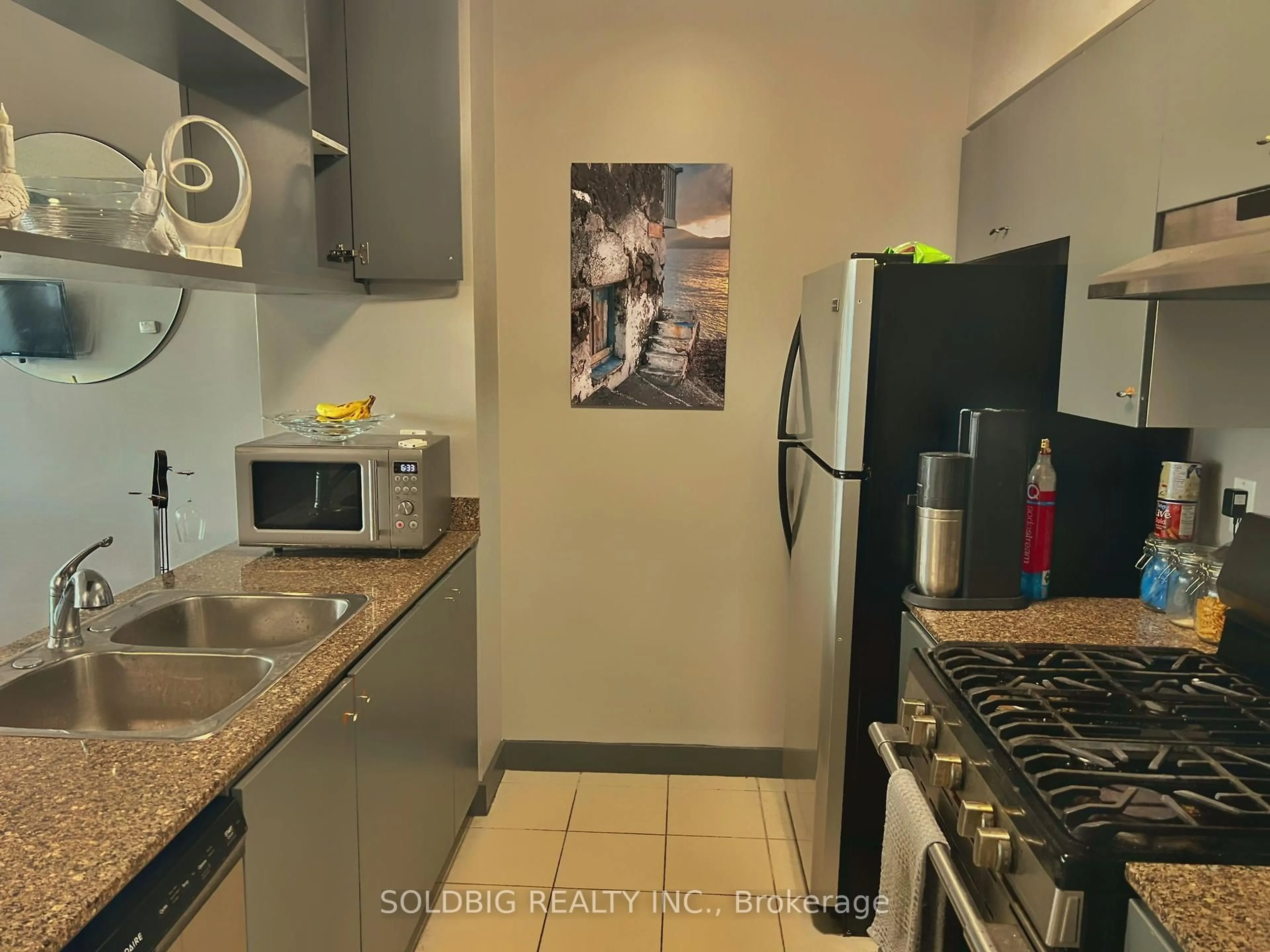 Standard kitchen, ceramic/tile floor for 35 Mariner Terr #1601, Toronto Ontario M5V 3V9