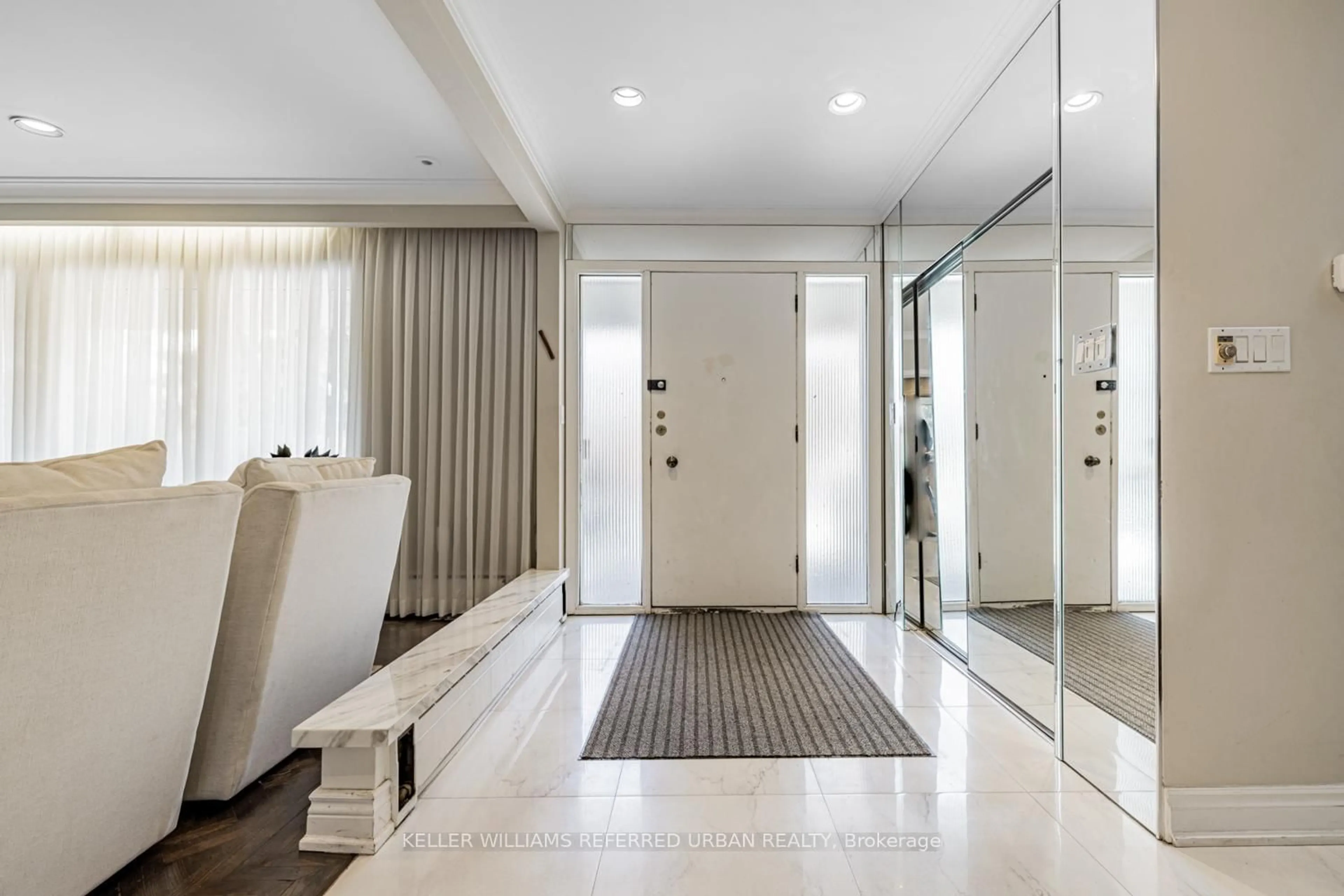 Indoor foyer for 7 Stormont Ave, Toronto Ontario M5N 2B7