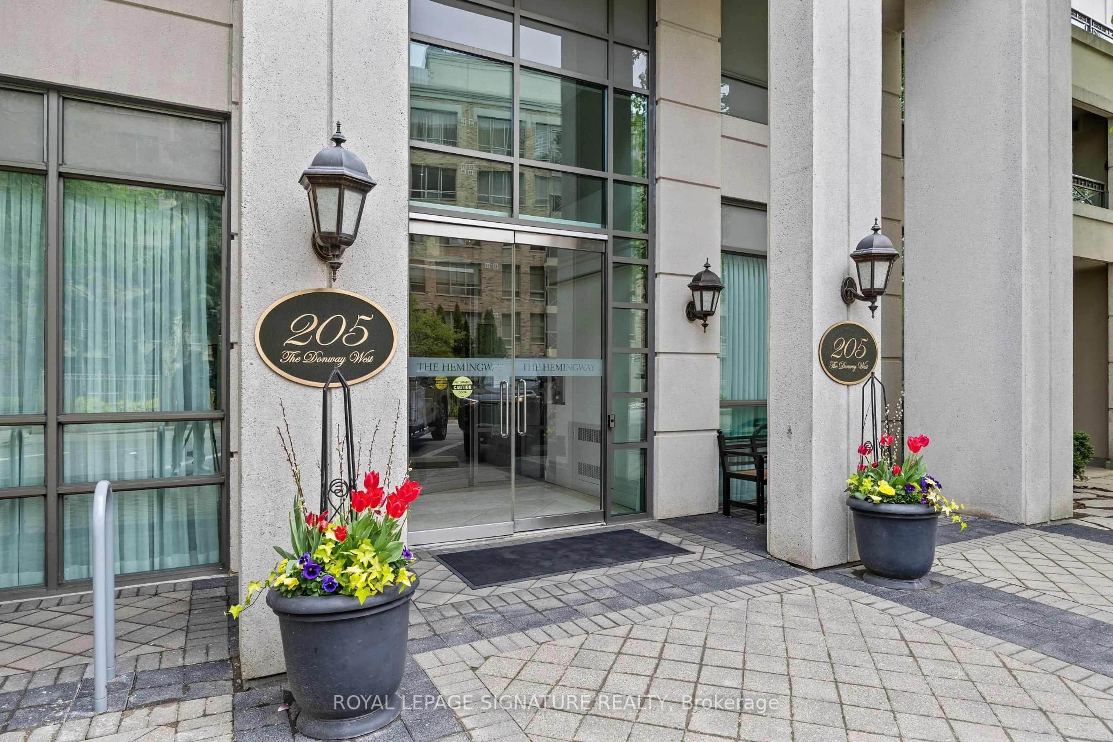 Indoor foyer for 205 The Donway N/A #402, Toronto Ontario M3B 3S5