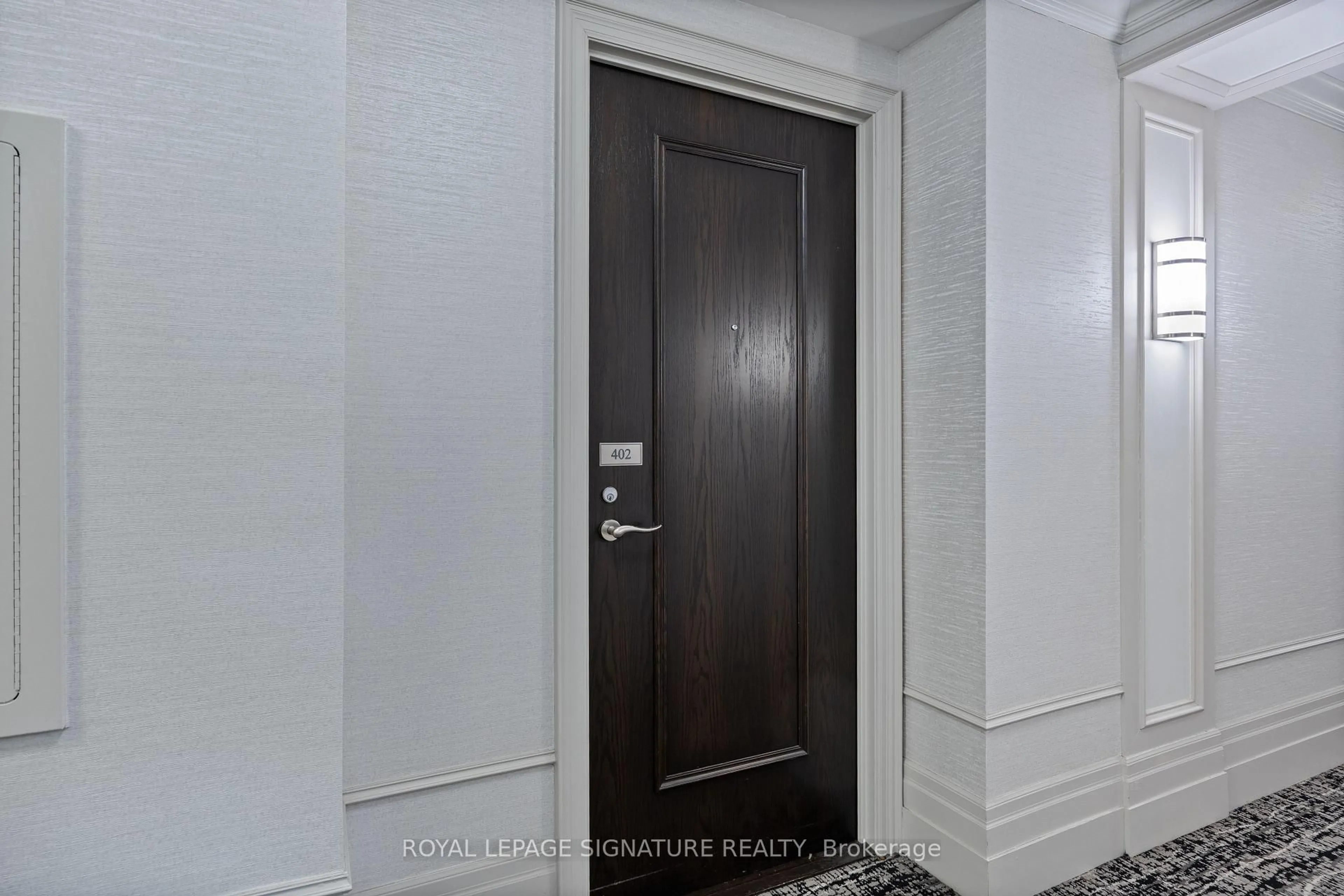 Indoor entryway for 205 The Donway N/A #402, Toronto Ontario M3B 3S5