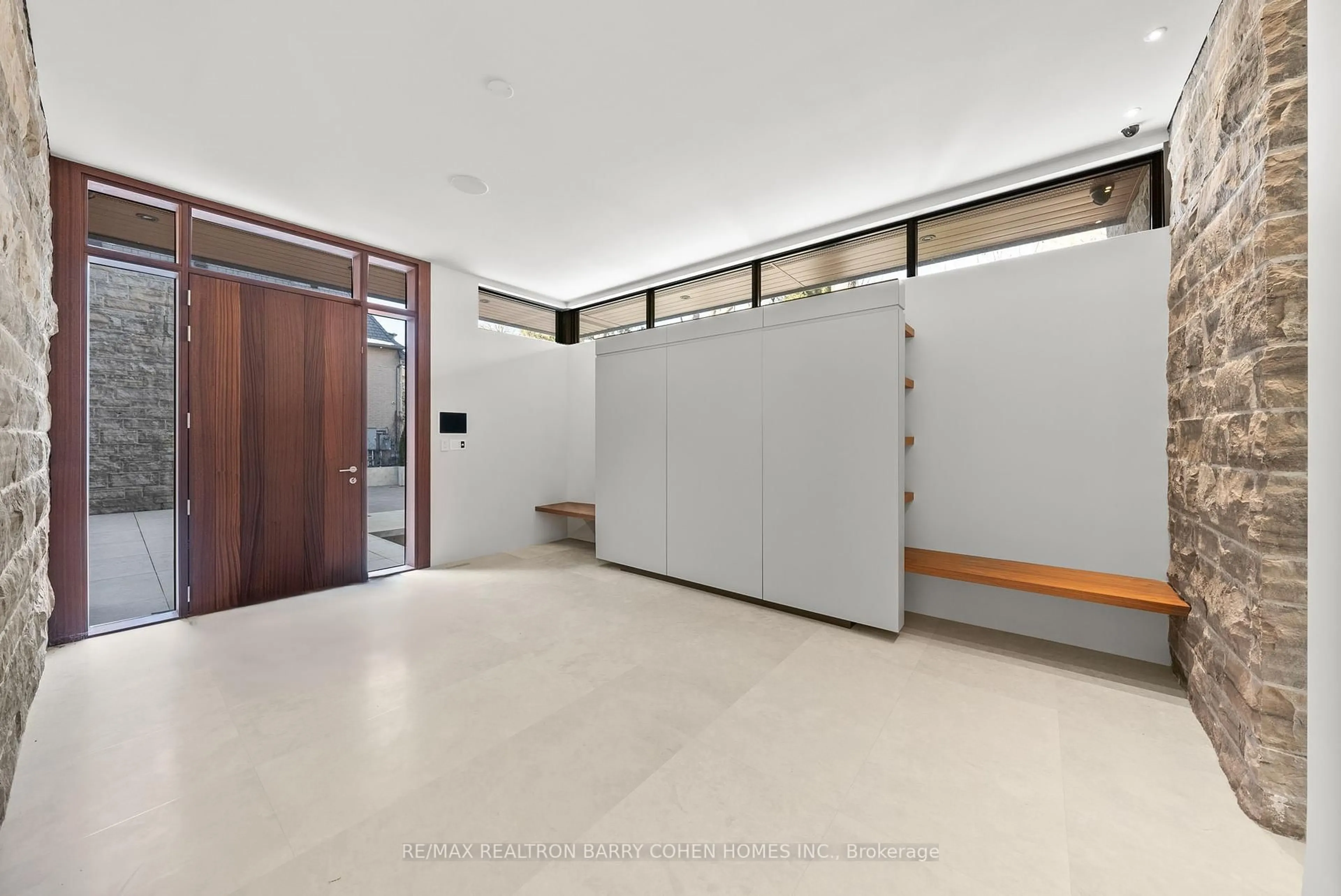 Indoor foyer for 103 Old Colony Rd, Toronto Ontario M2L 2K3