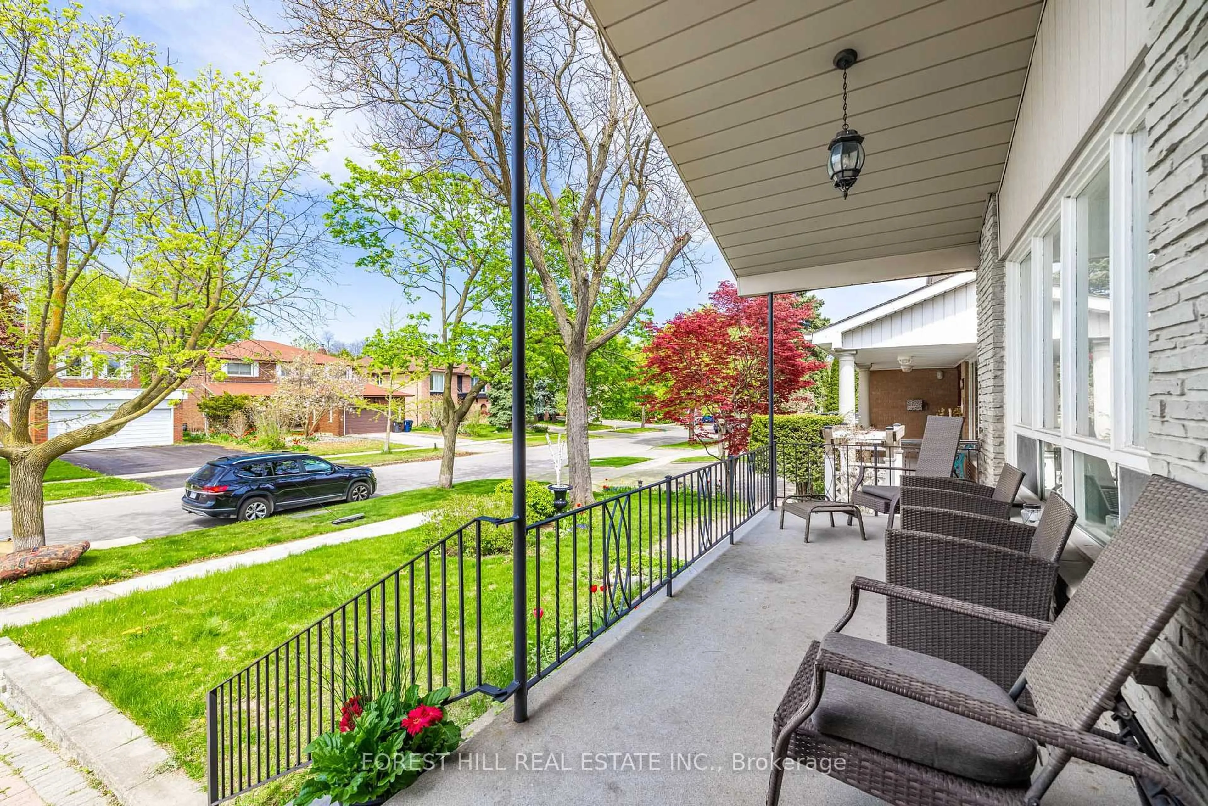 Patio, street for 121 Charlton Blvd, Toronto Ontario M2R 2J2