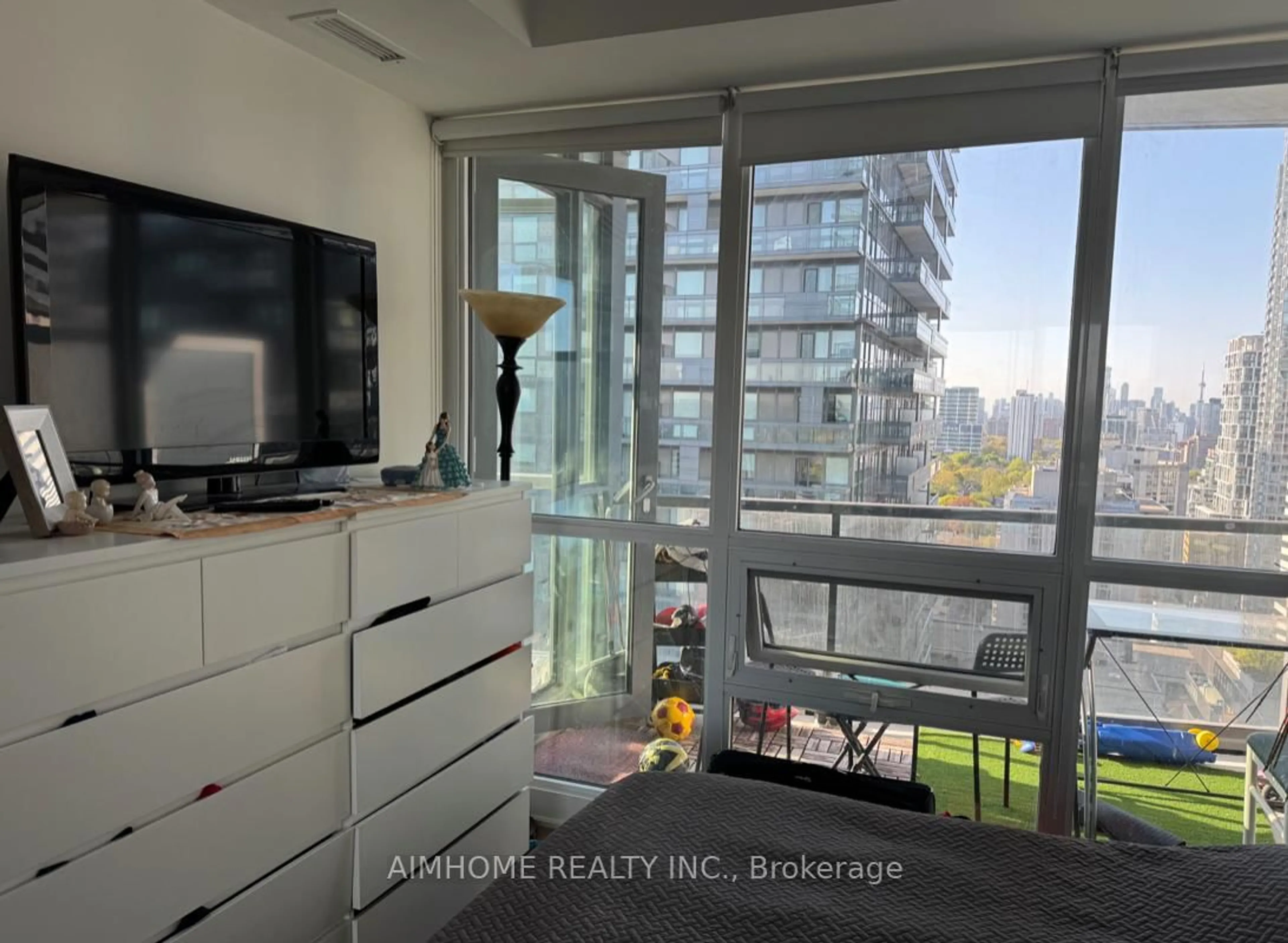 Unknown for 30 Roehampton Ave #2011, Toronto Ontario M4P 1R2