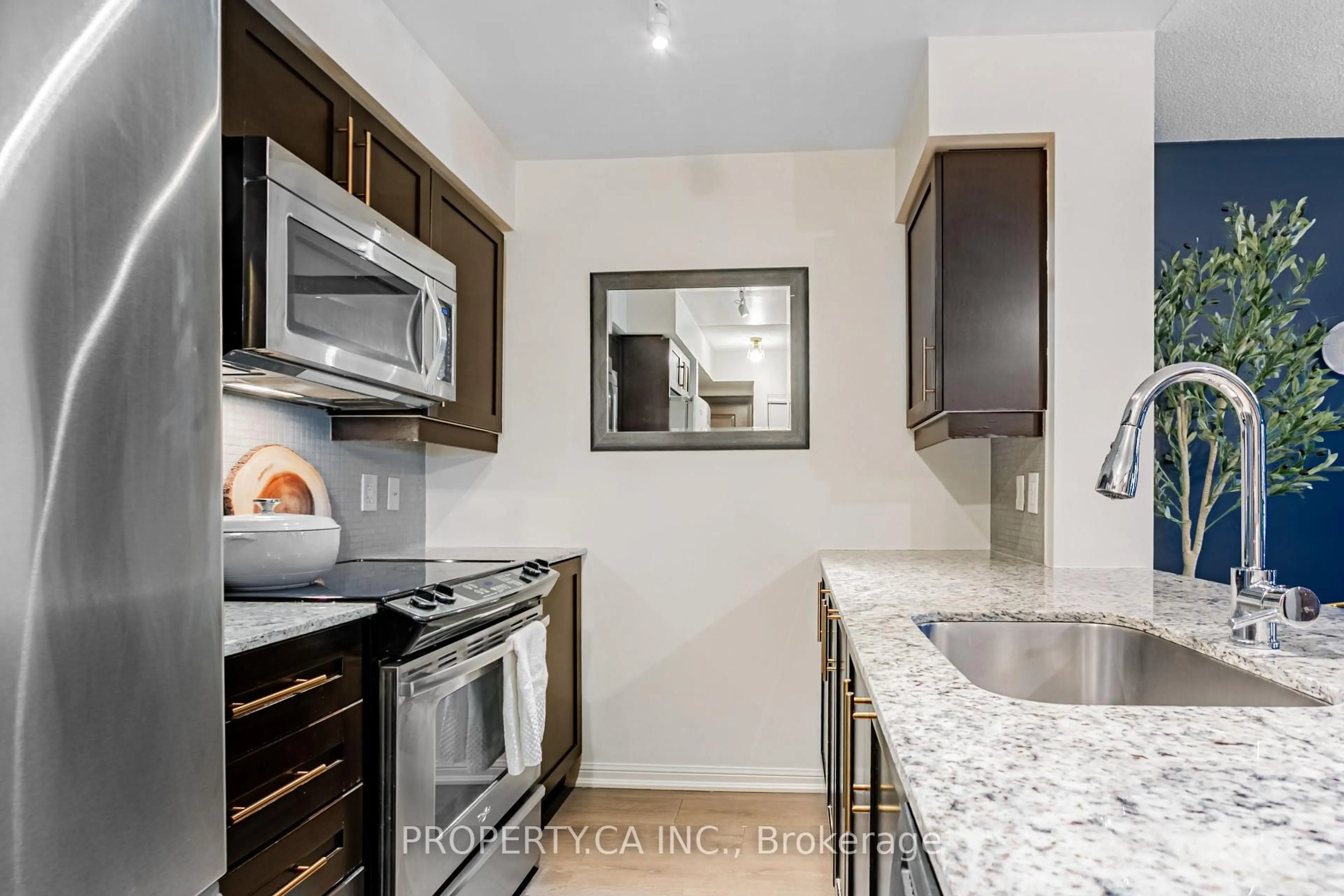 Standard kitchen, ceramic/tile floor for 35 Bastion St #1604, Toronto Ontario M5V 0C2