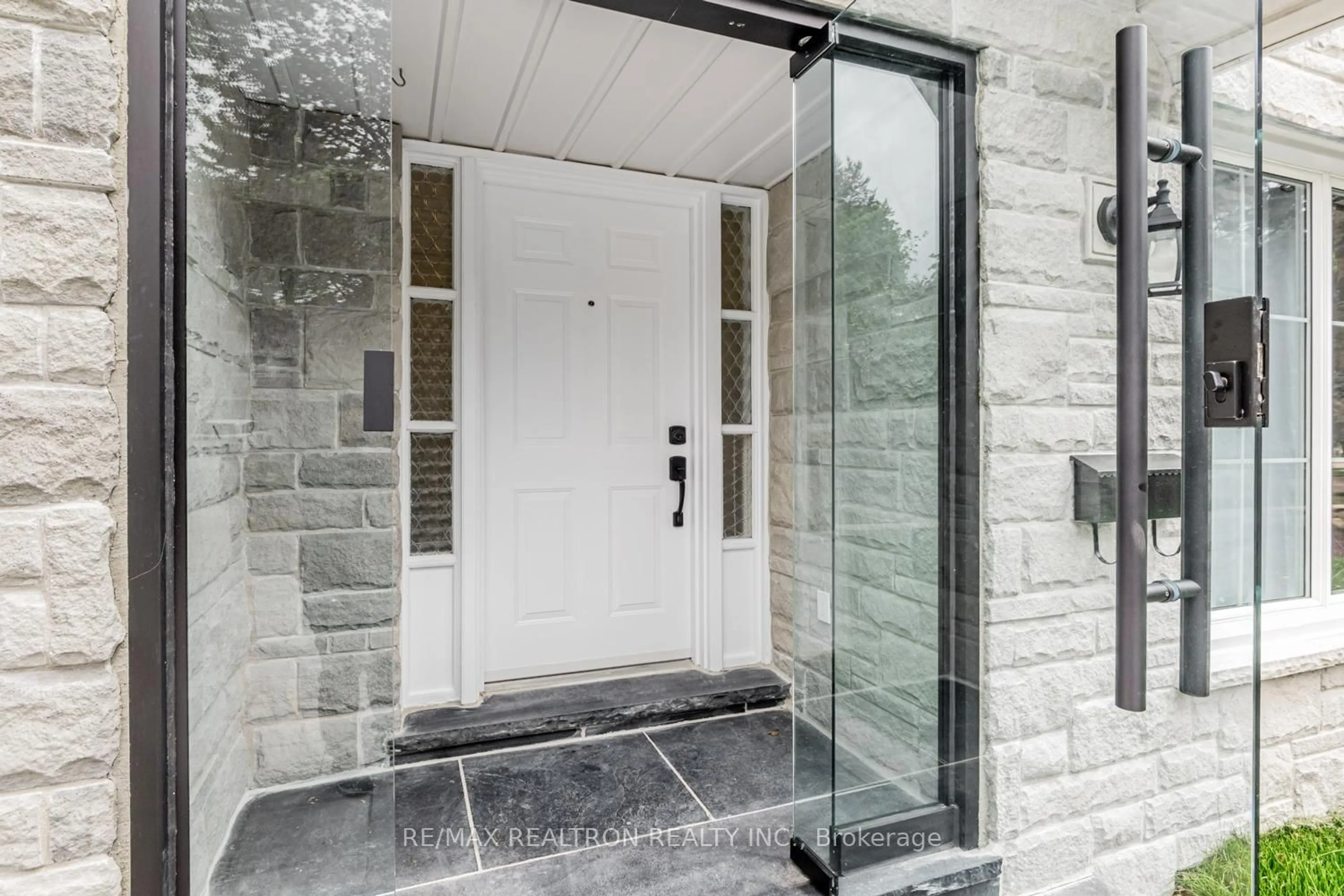 Indoor entryway for 23 Trudy Rd, Toronto Ontario M2J 2Y7
