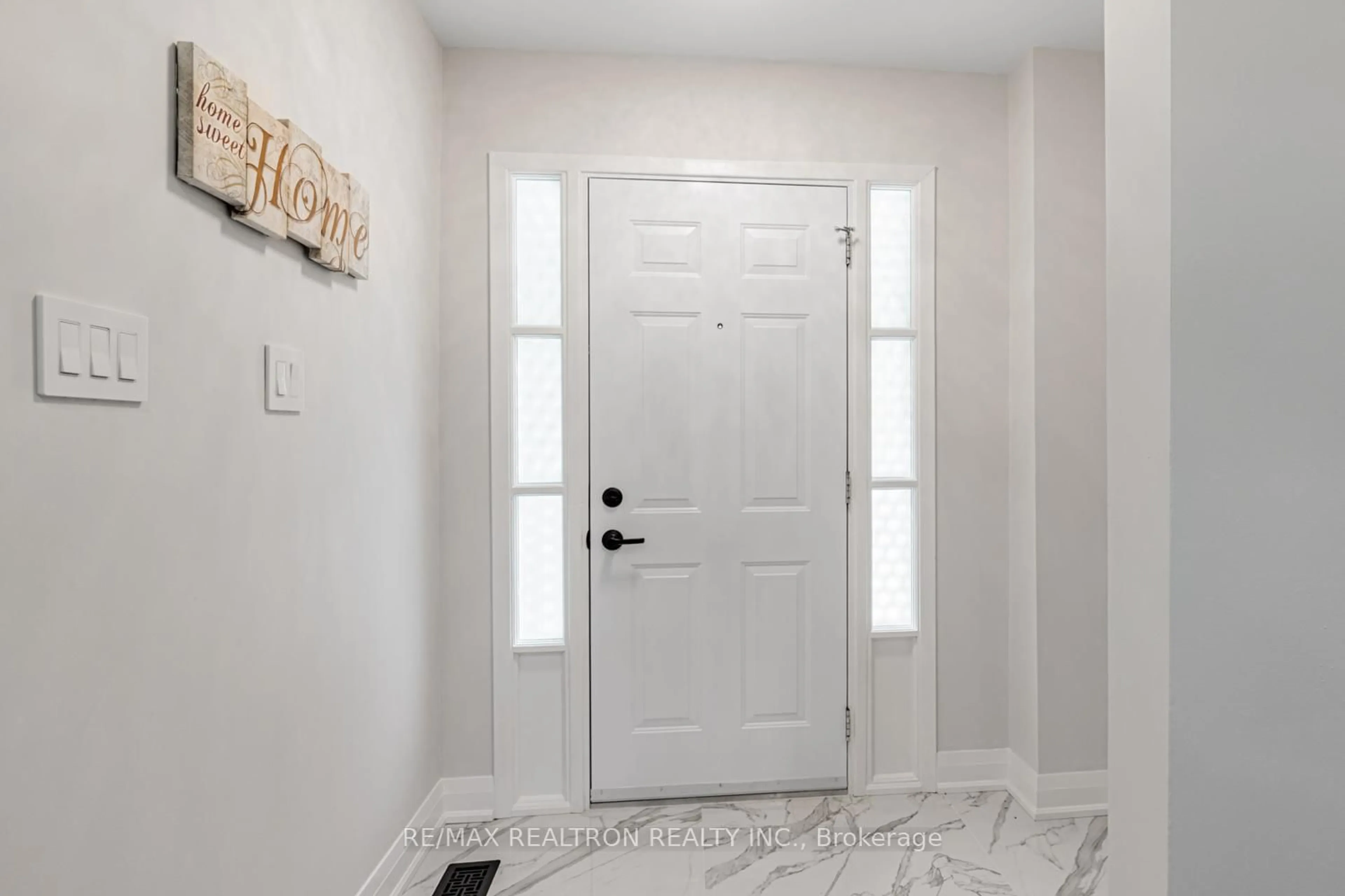 Indoor entryway for 23 Trudy Rd, Toronto Ontario M2J 2Y7