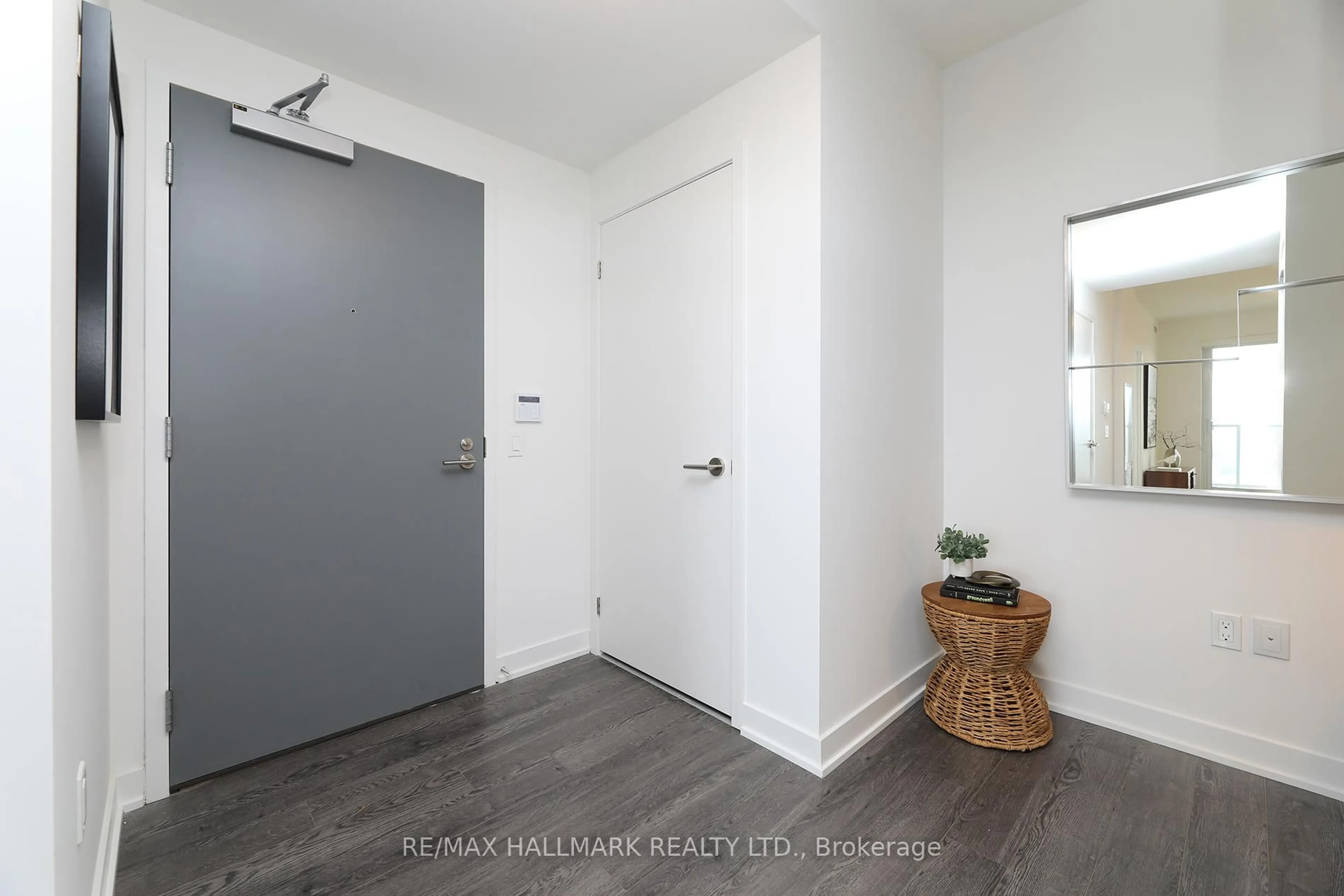 Indoor entryway for 50 O'Neill Rd #2912, Toronto Ontario M3C 0R2
