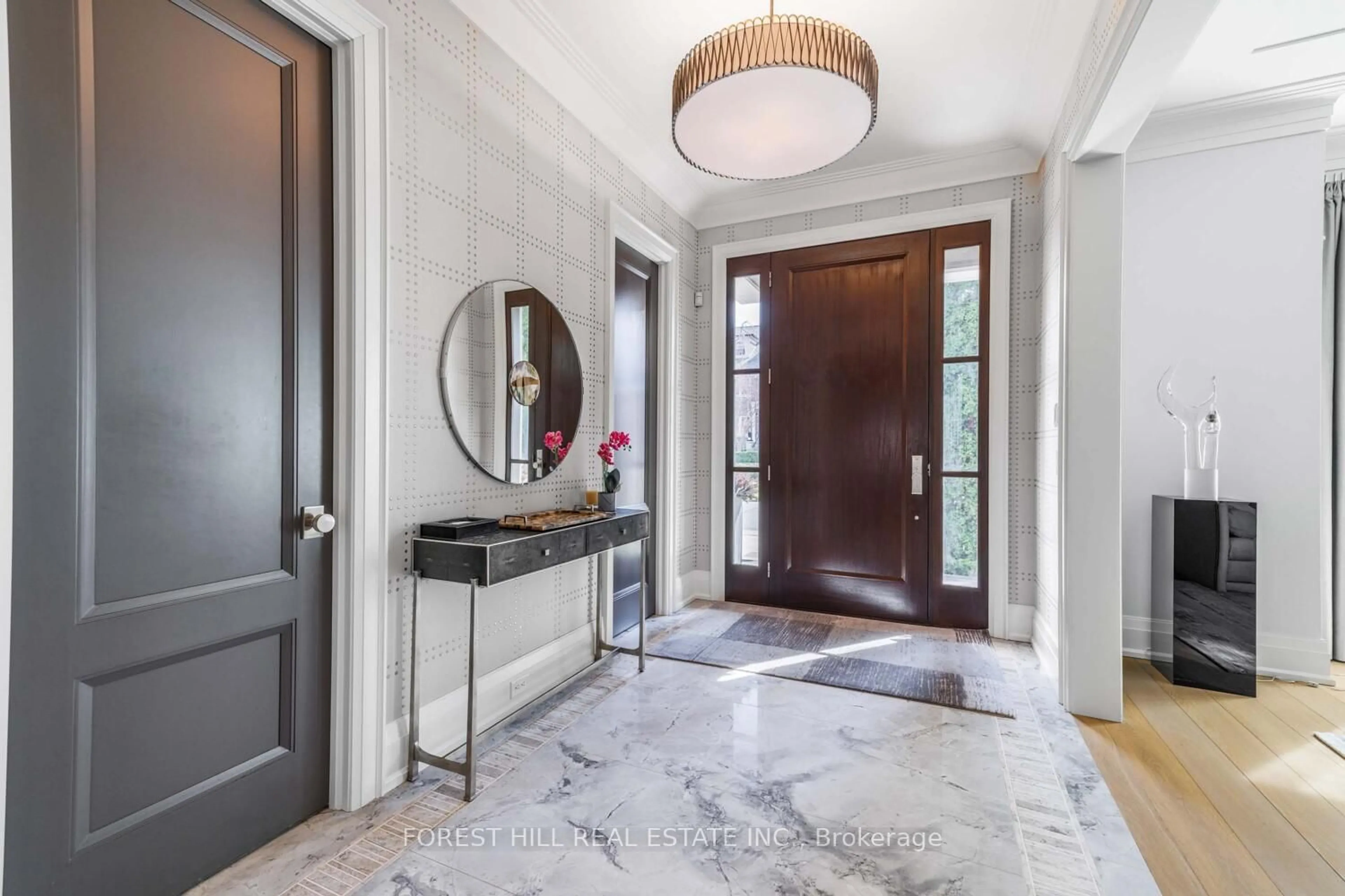 Indoor entryway for 221 Dunvegan Rd, Toronto Ontario M5P 2P3