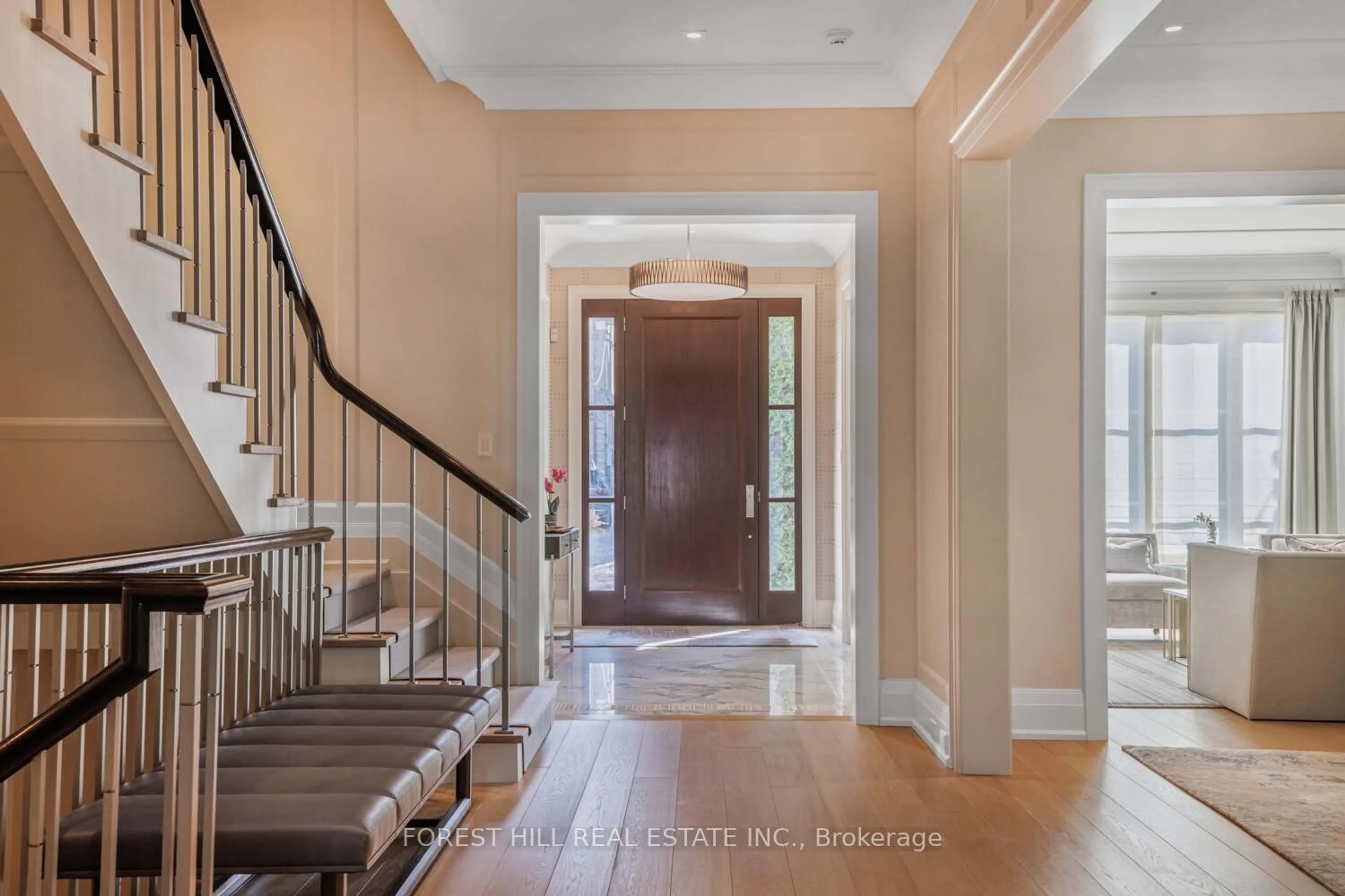Indoor entryway for 221 Dunvegan Rd, Toronto Ontario M5P 2P3