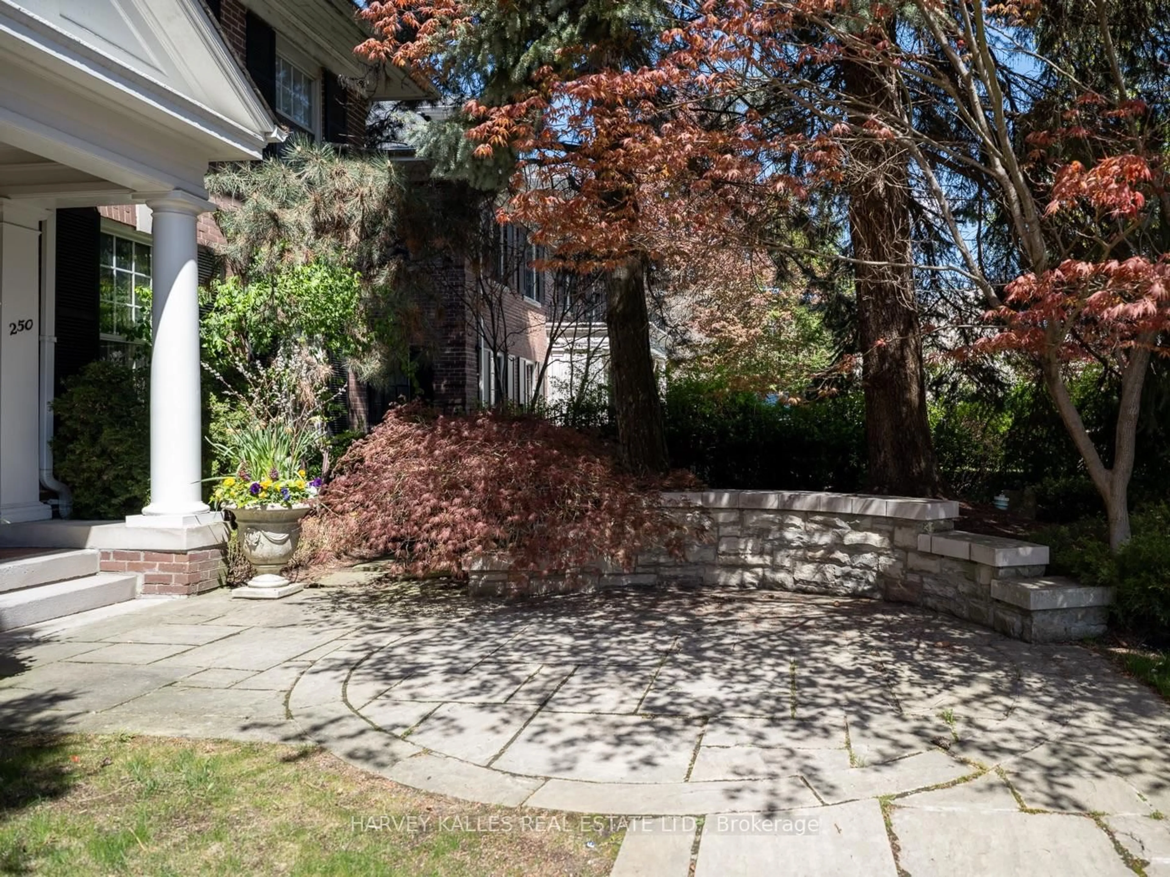 Patio, street for 250 Warren Rd, Toronto Ontario M4V 2S8
