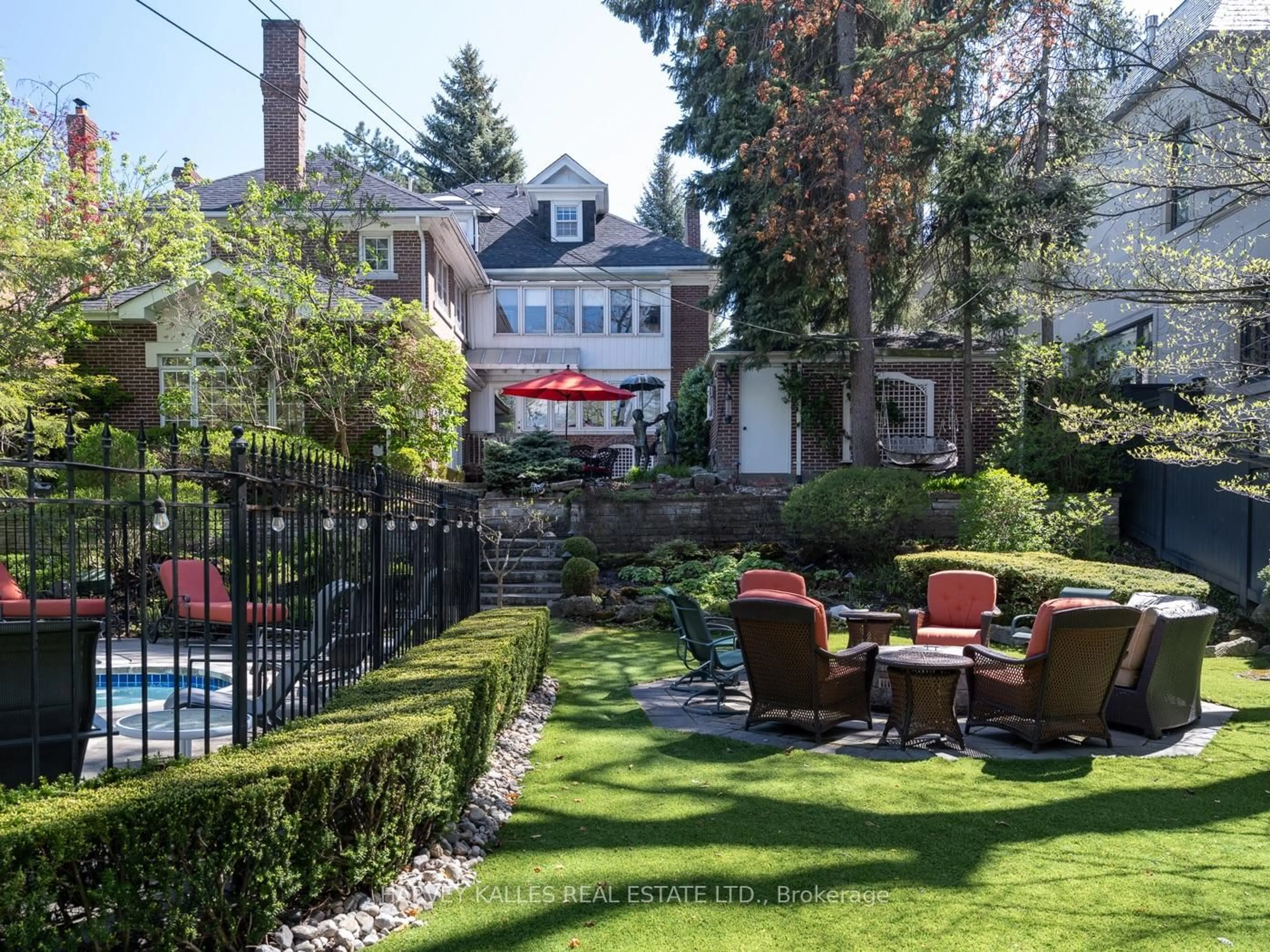 Patio, street for 250 Warren Rd, Toronto Ontario M4V 2S8