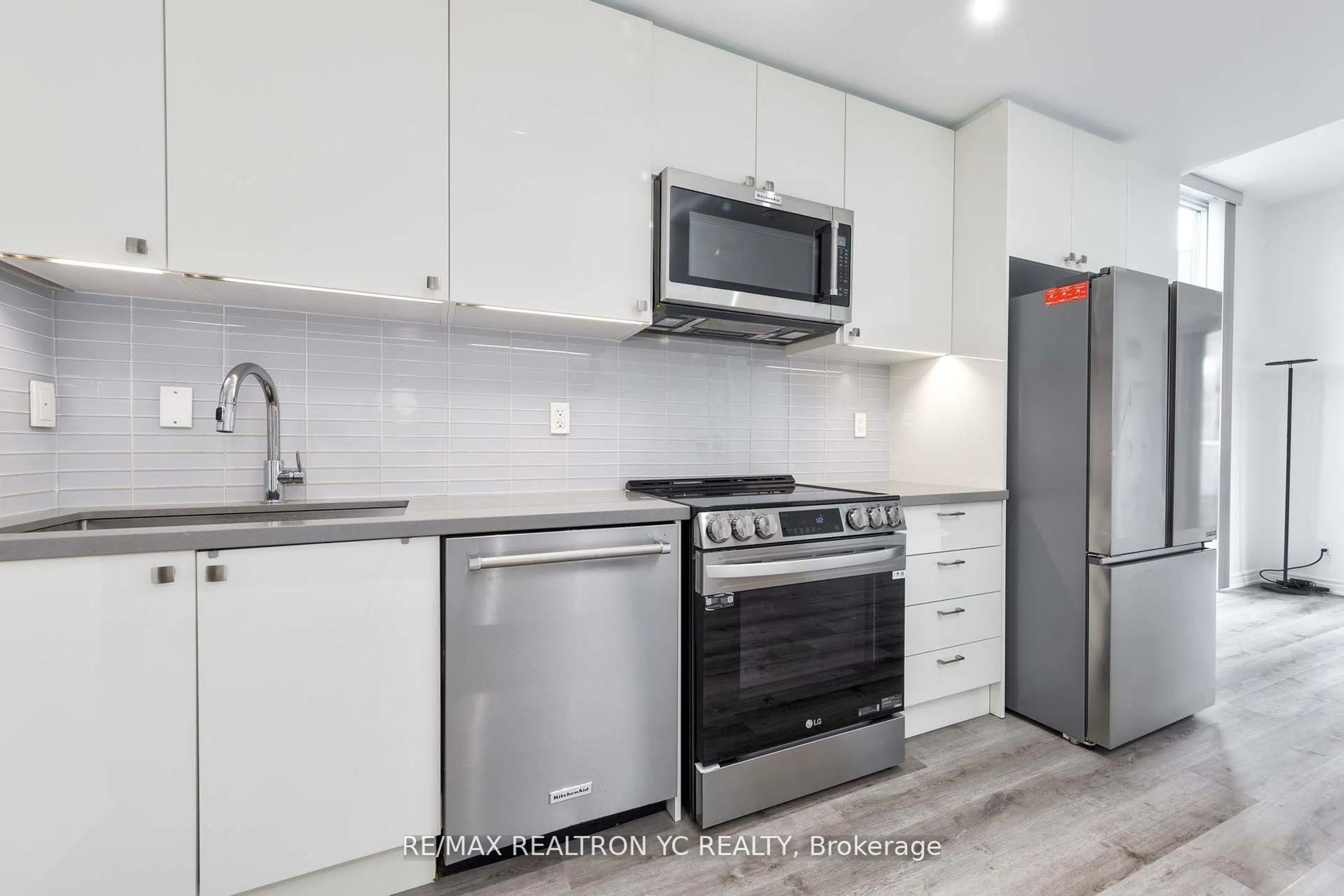 Standard kitchen, unknown for 621 Sheppard Ave #705, Toronto Ontario M2K 0G4