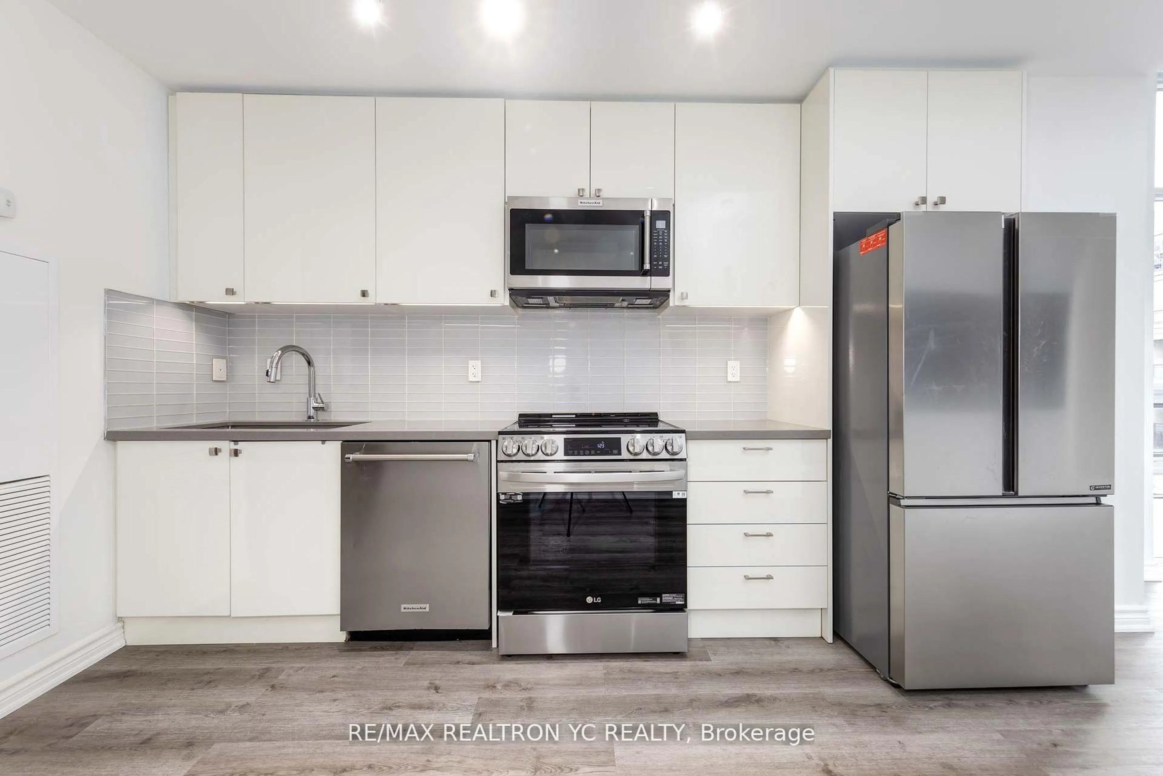 Standard kitchen, unknown for 621 Sheppard Ave #705, Toronto Ontario M2K 0G4