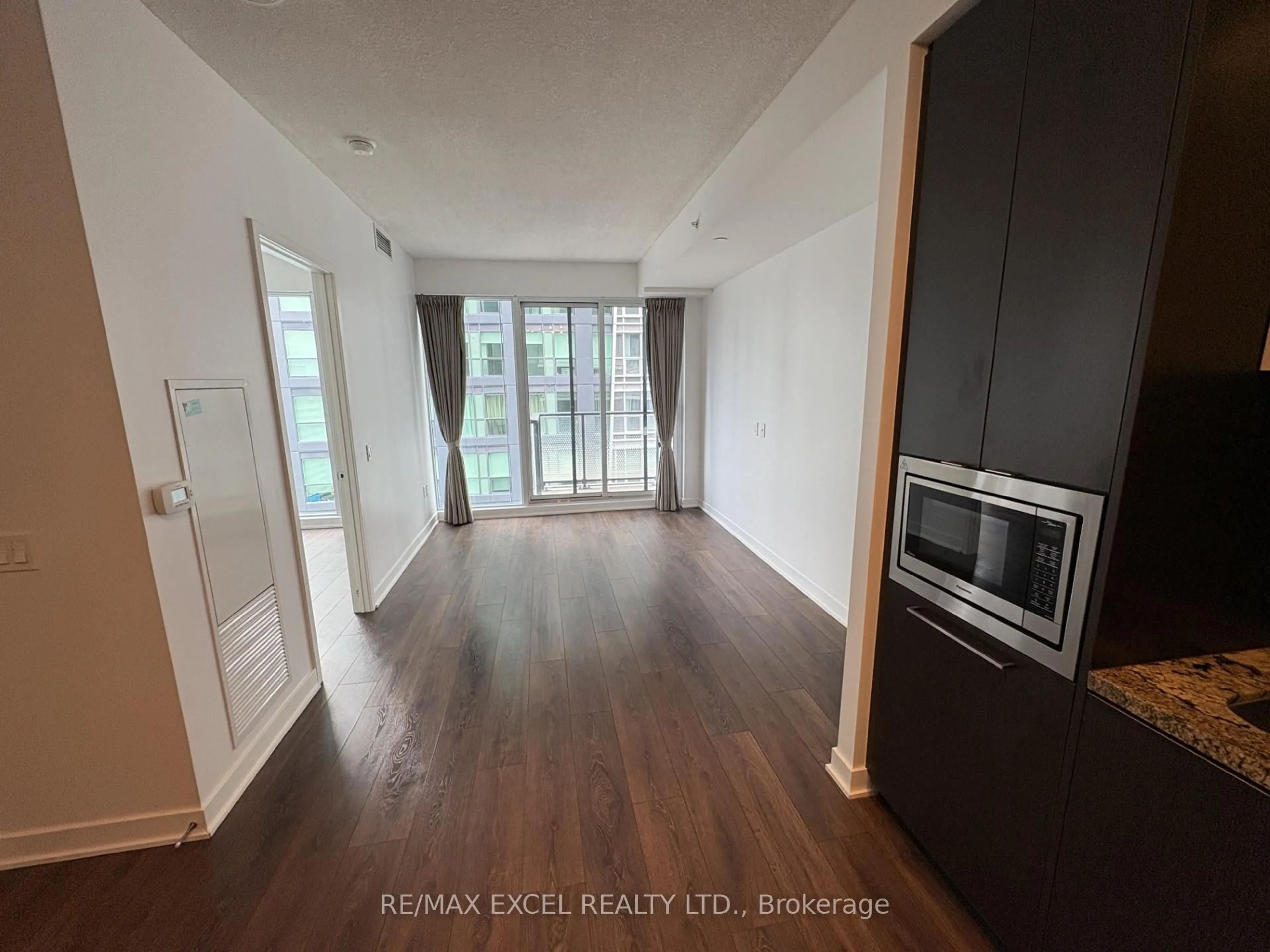 A pic of a room for 125 Blue Jays Way #4009, Toronto Ontario M5V 0C4