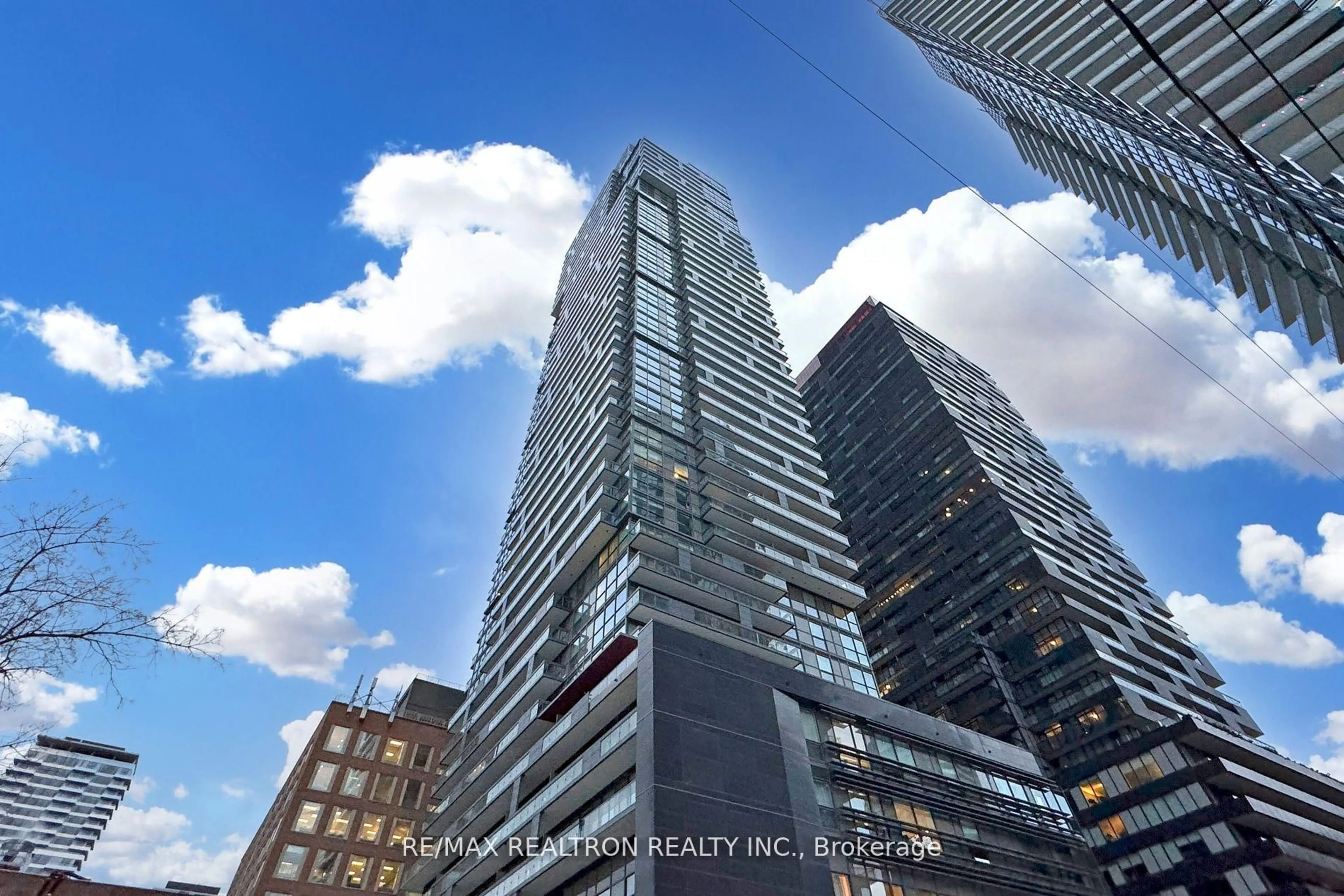 Blurry image for 39 Roehampton Ave #806, Toronto Ontario M4P 0G1