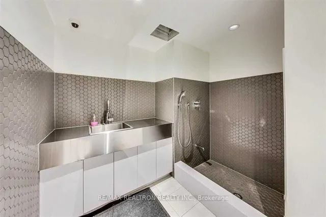 Additional property image - 39 Roehampton Ave Unit 806