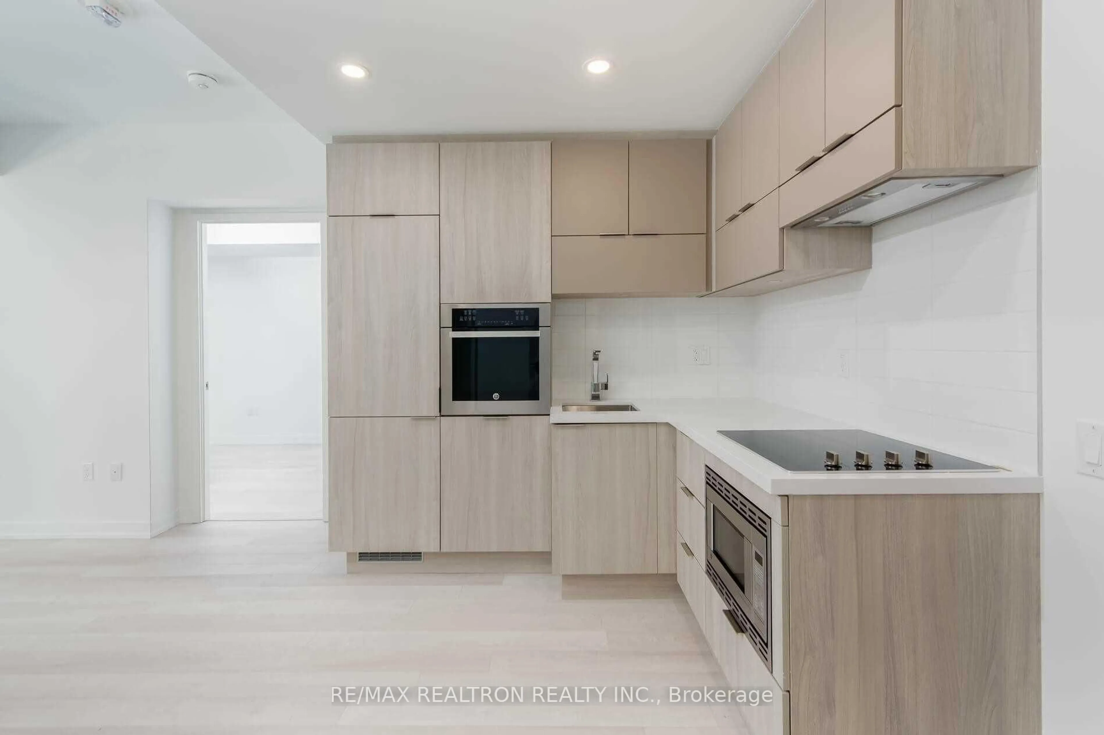 Standard kitchen, unknown for 39 Roehampton Ave #806, Toronto Ontario M4P 0G1
