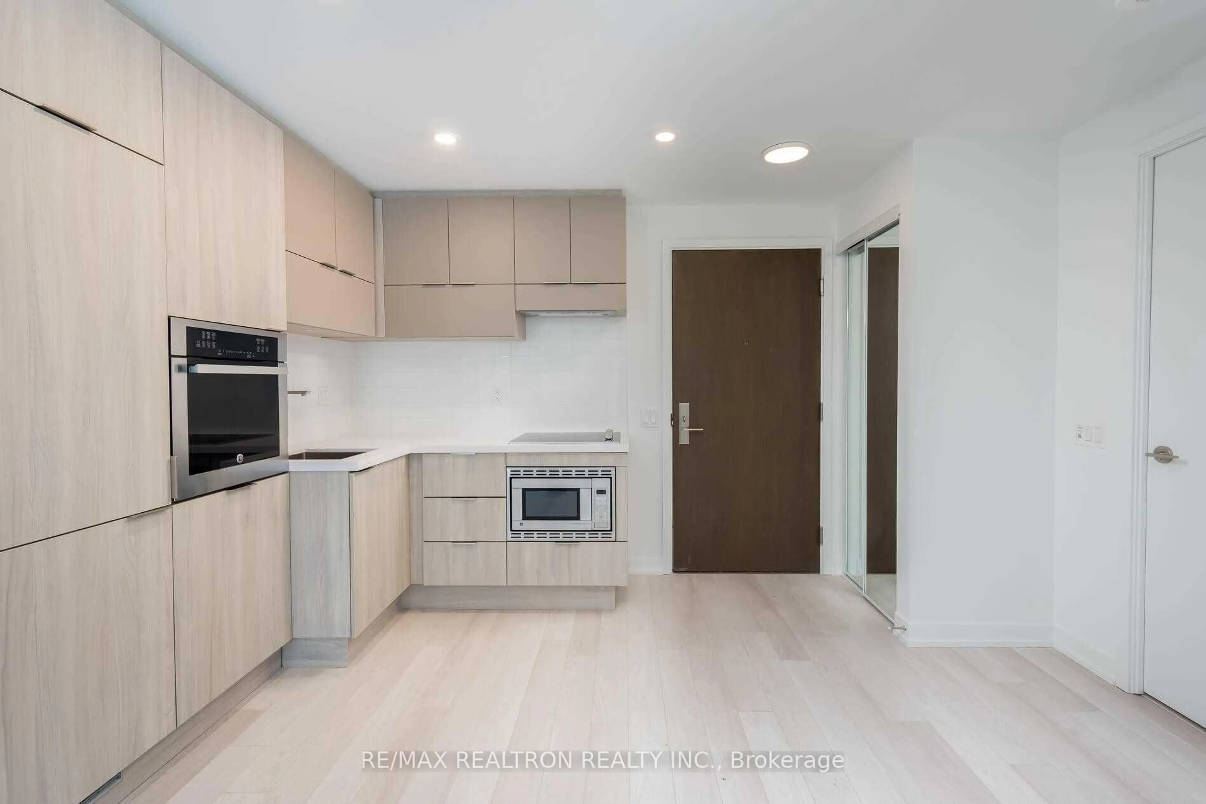 Standard kitchen, unknown for 39 Roehampton Ave #806, Toronto Ontario M4P 0G1