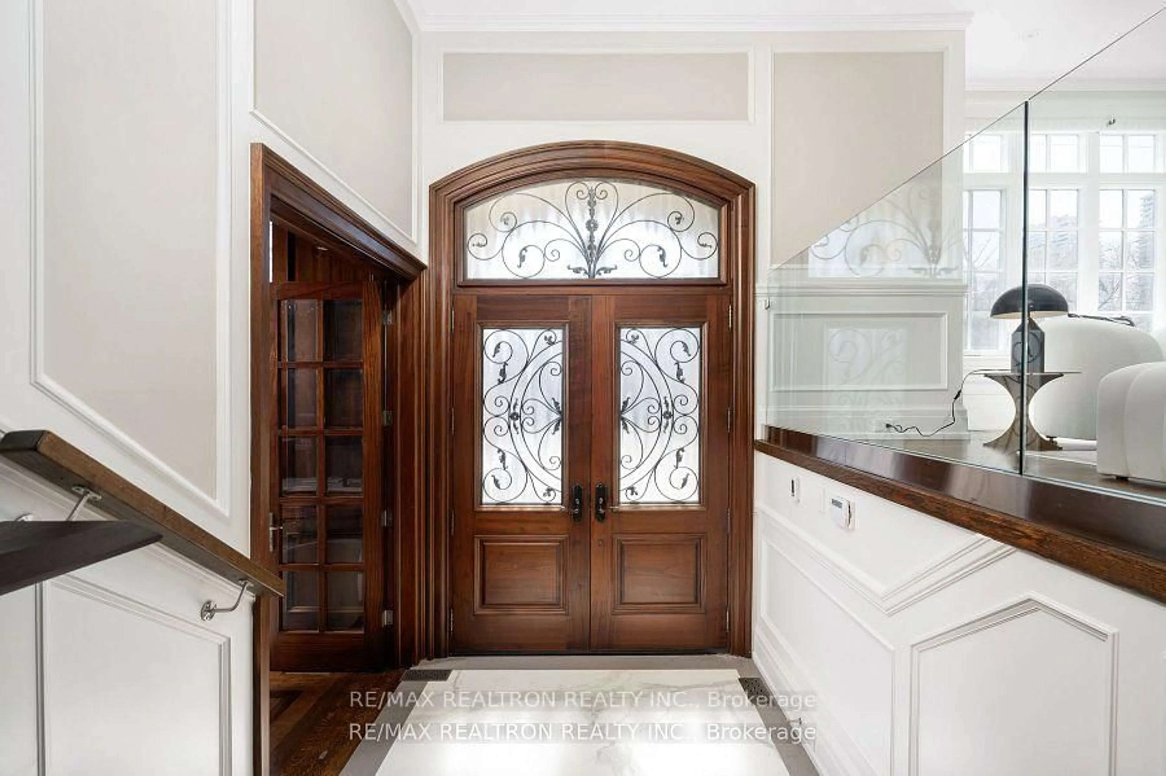 Indoor entryway for 86 Hillcrest Ave, Toronto Ontario M2N 3N7
