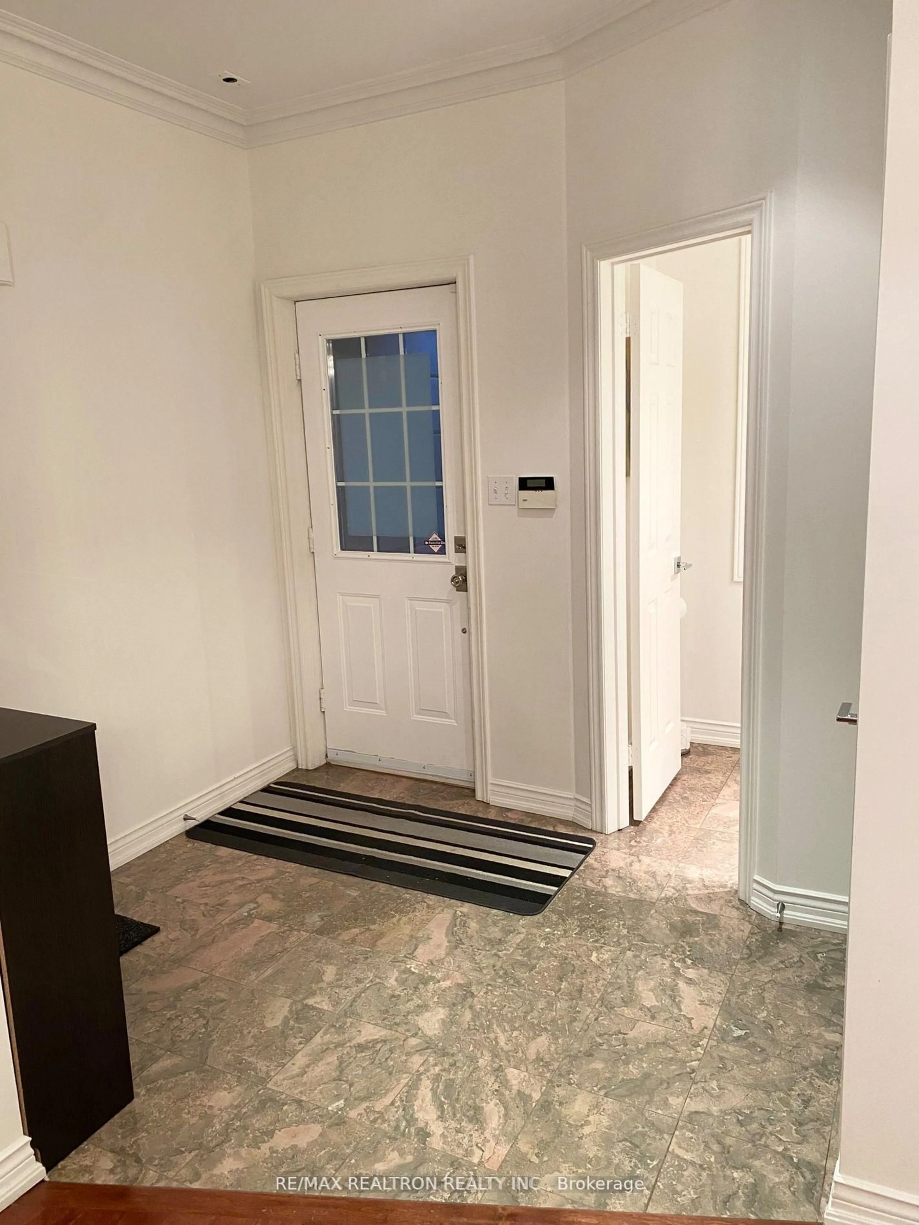Indoor entryway for 645 Davenport Rd #6, Toronto Ontario M5R 1L3