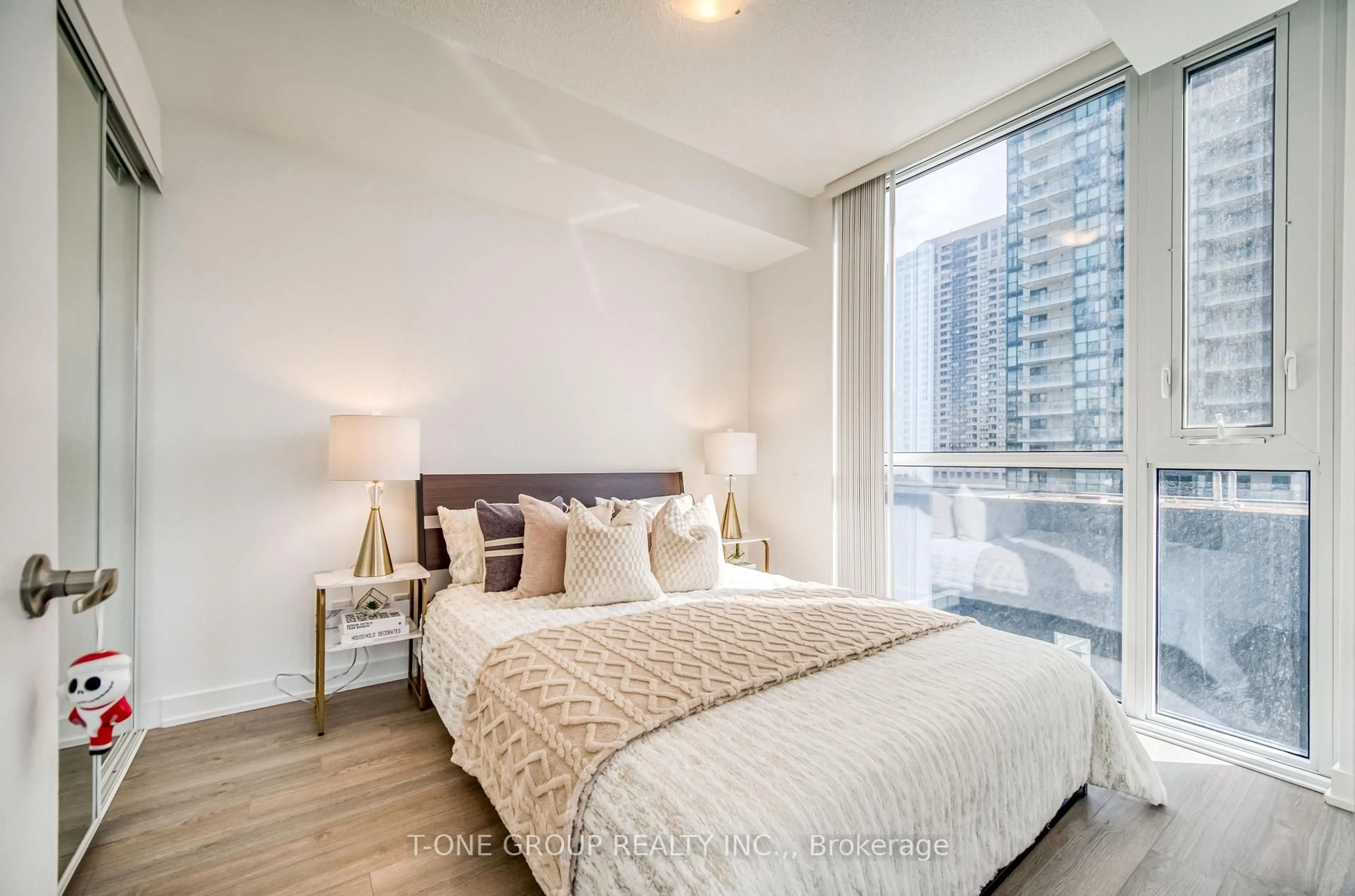 Bedroom with bed, unknown for 5180 Yonge St #711, Toronto Ontario M2N 0K5
