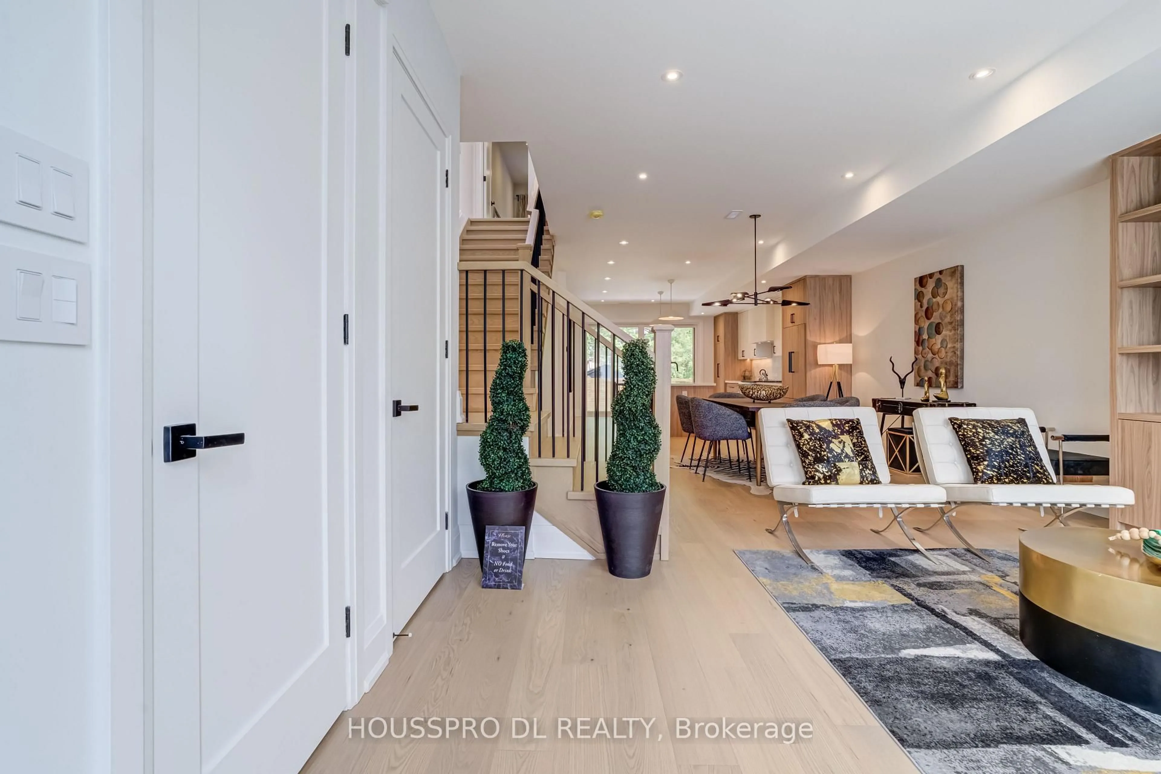 Indoor entryway for 718 Hillsdale Ave, Toronto Ontario M4S 1V3