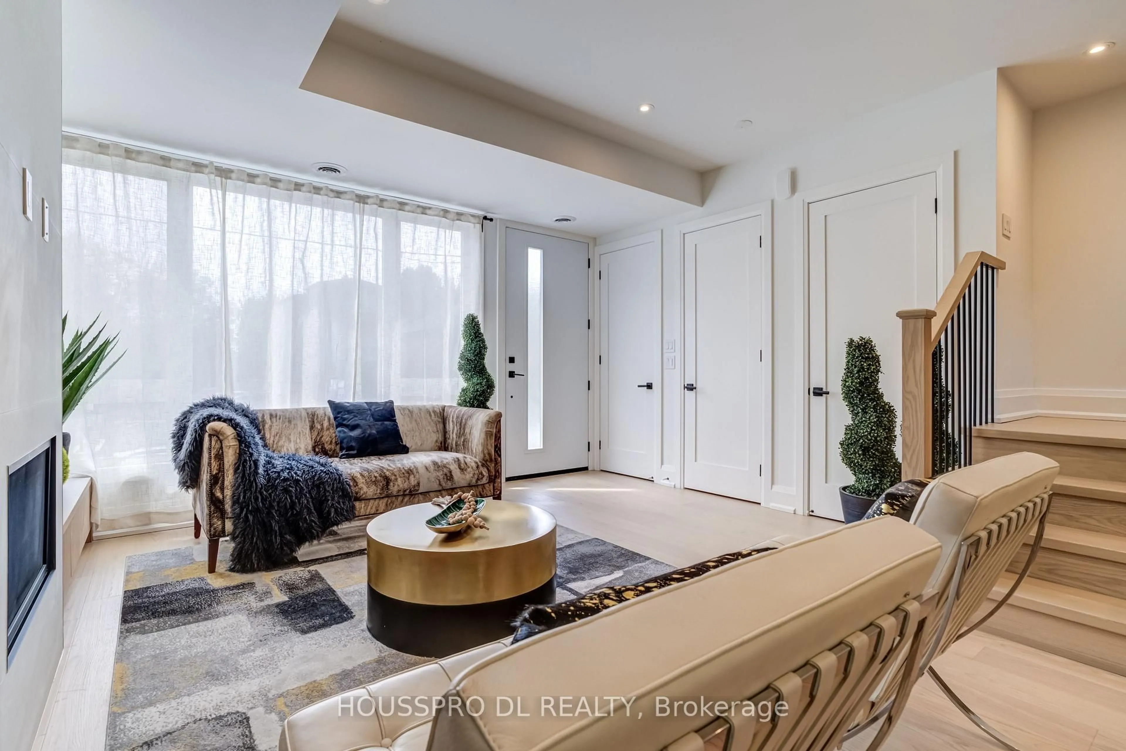 Living room with furniture, unknown for 718 Hillsdale Ave, Toronto Ontario M4S 1V3