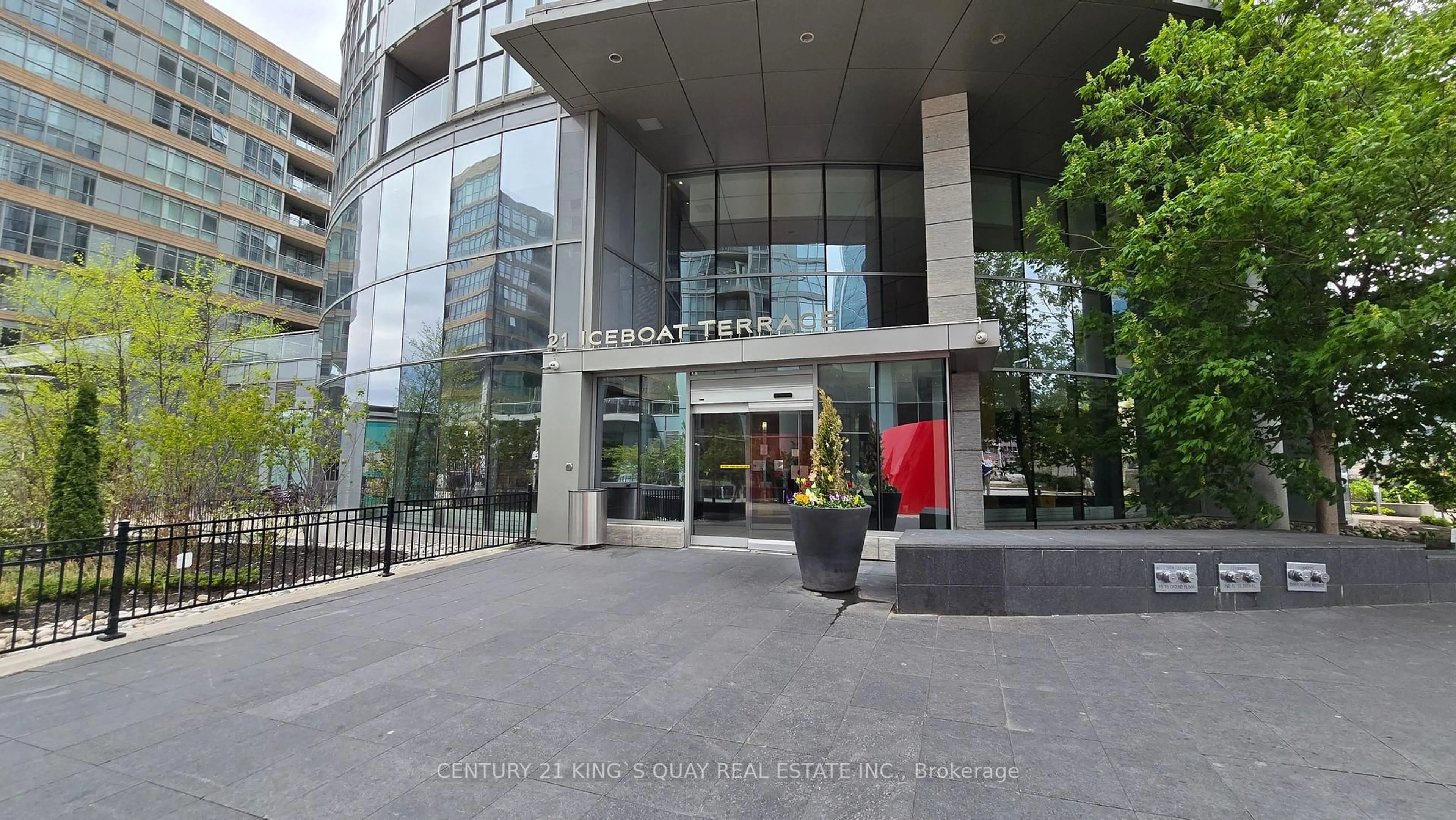 Unknown for 21 Iceboat Terr #ph01, Toronto Ontario M5V 4A9