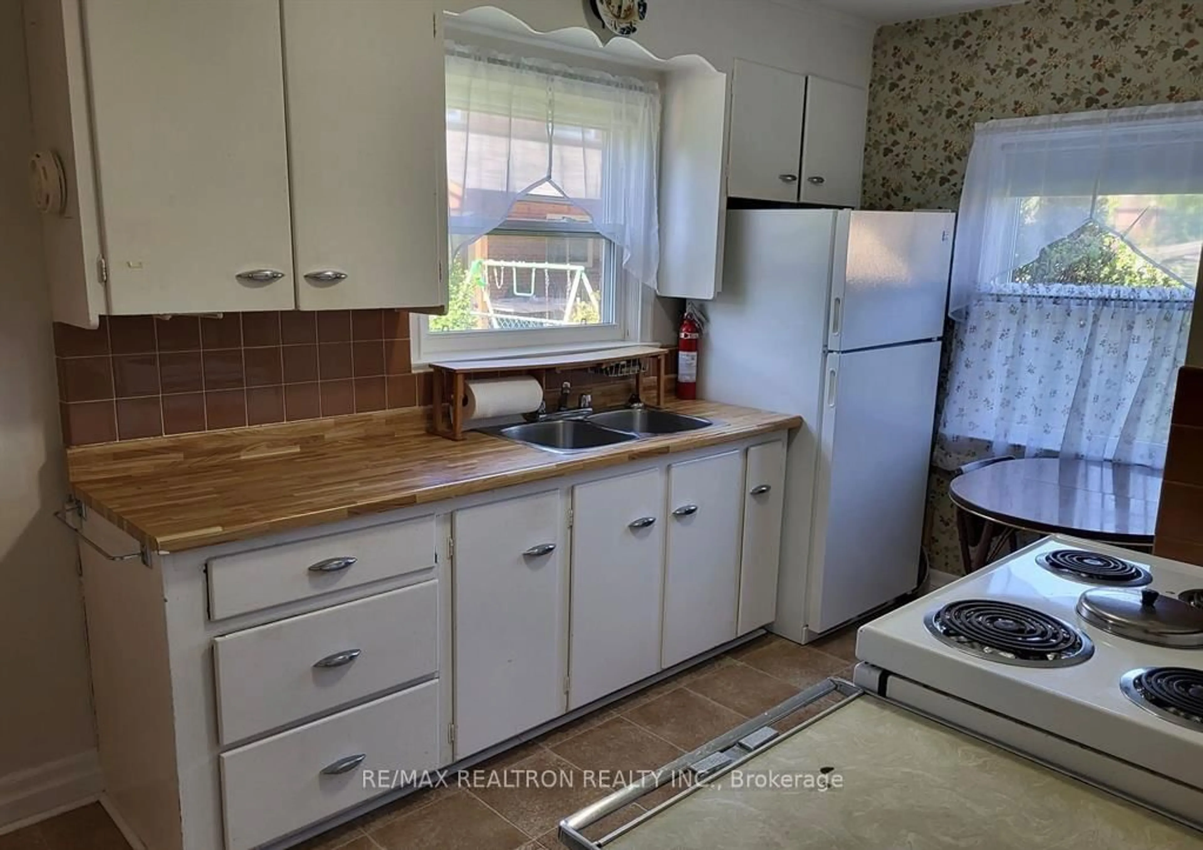 Standard kitchen, ceramic/tile floor for 52 Patrick Blvd, Toronto Ontario M2J 3L2