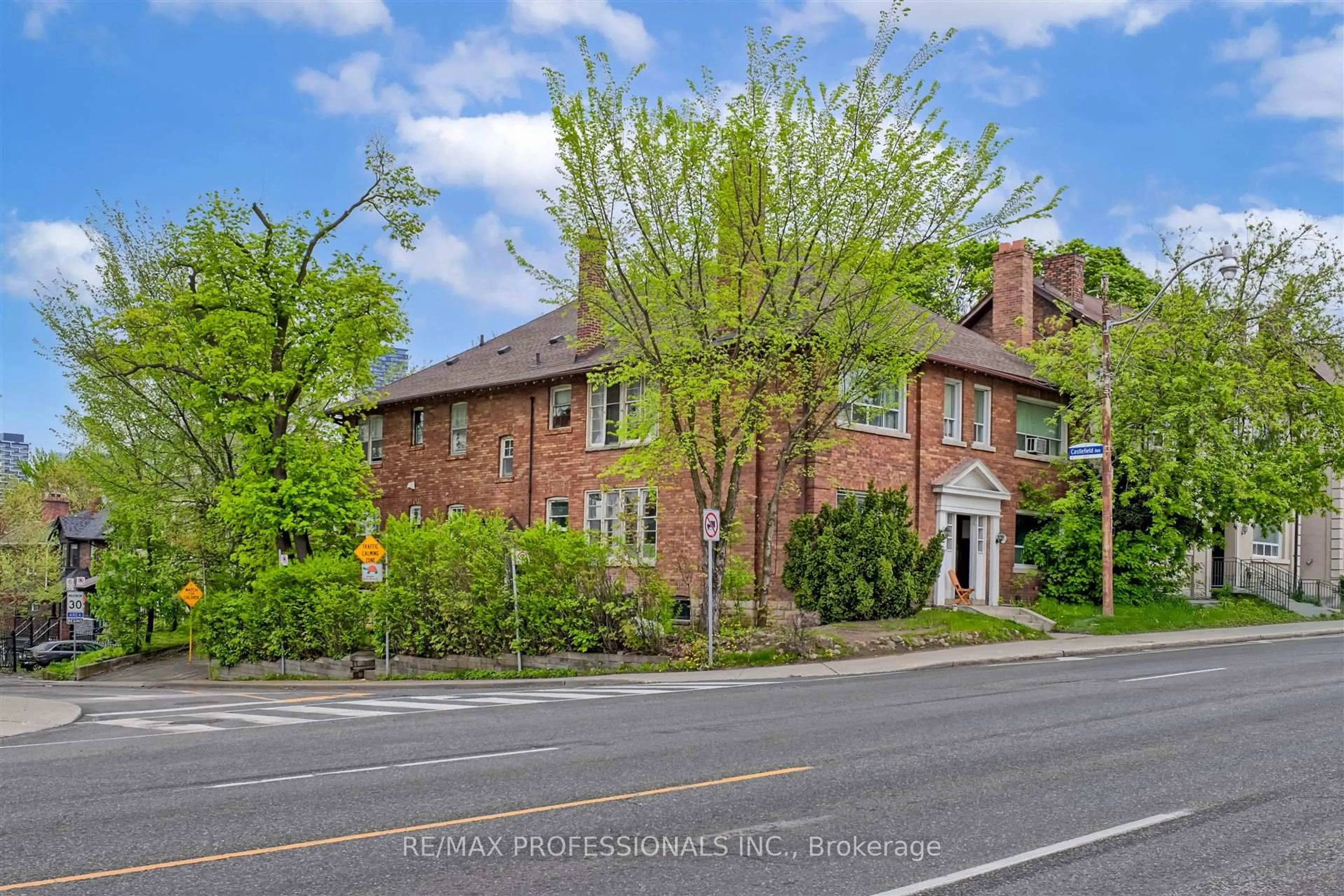 A pic from outside/outdoor area/front of a property/back of a property/a pic from drone, street for 1131 & 1131A Avenue Rd, Toronto Ontario M5N 2E5