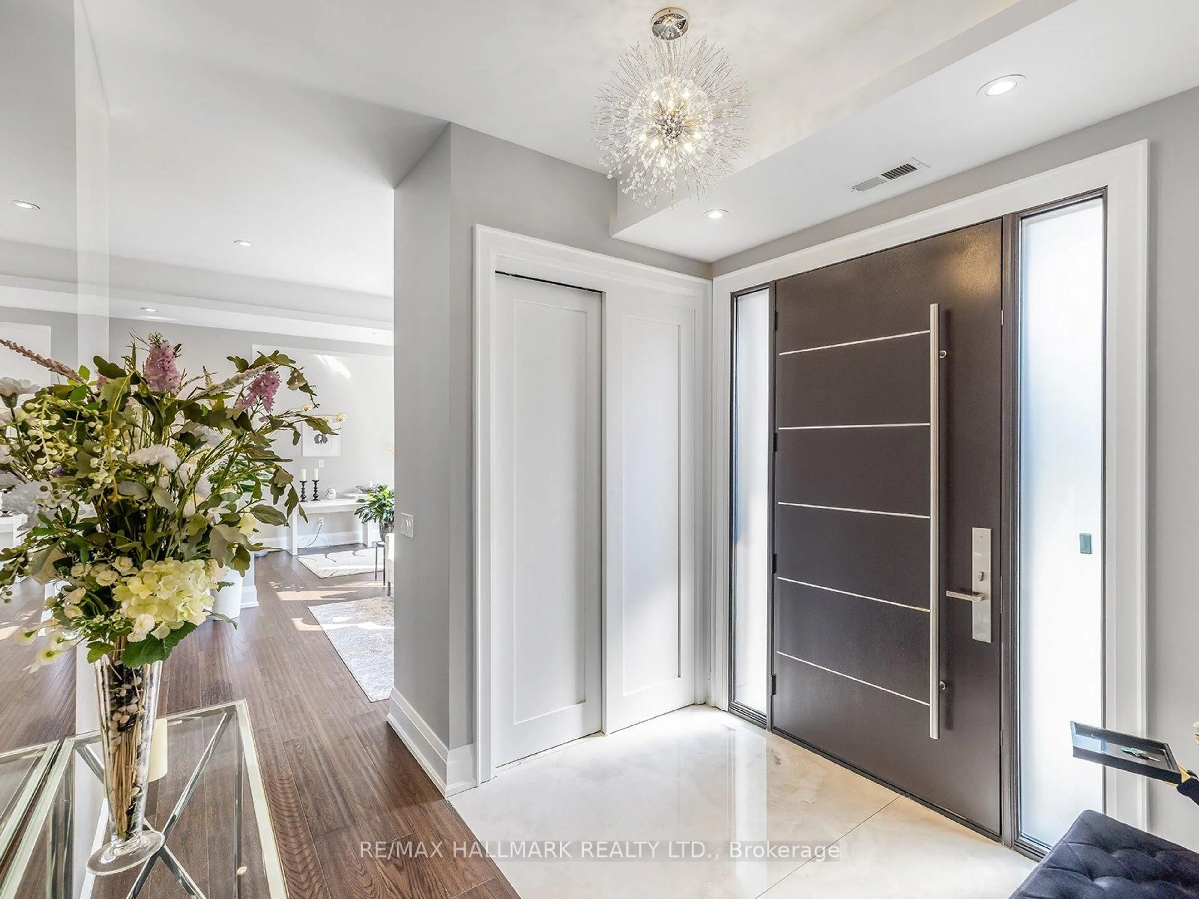 Indoor entryway for 16 Tadcaster Pl, Toronto Ontario M3B 1G7