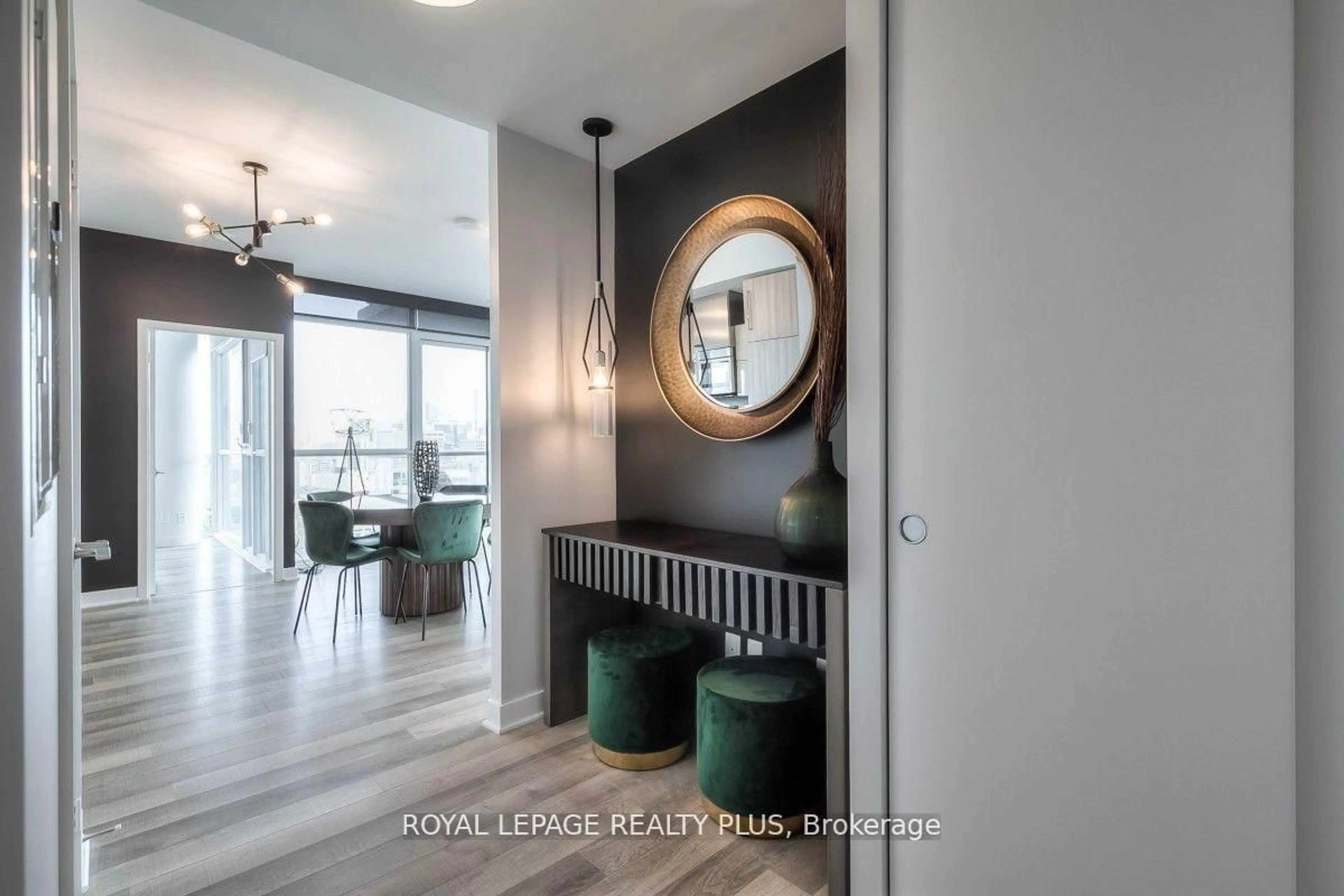 Indoor entryway for 290 Adelaide St #2005, Toronto Ontario M5V 1P6