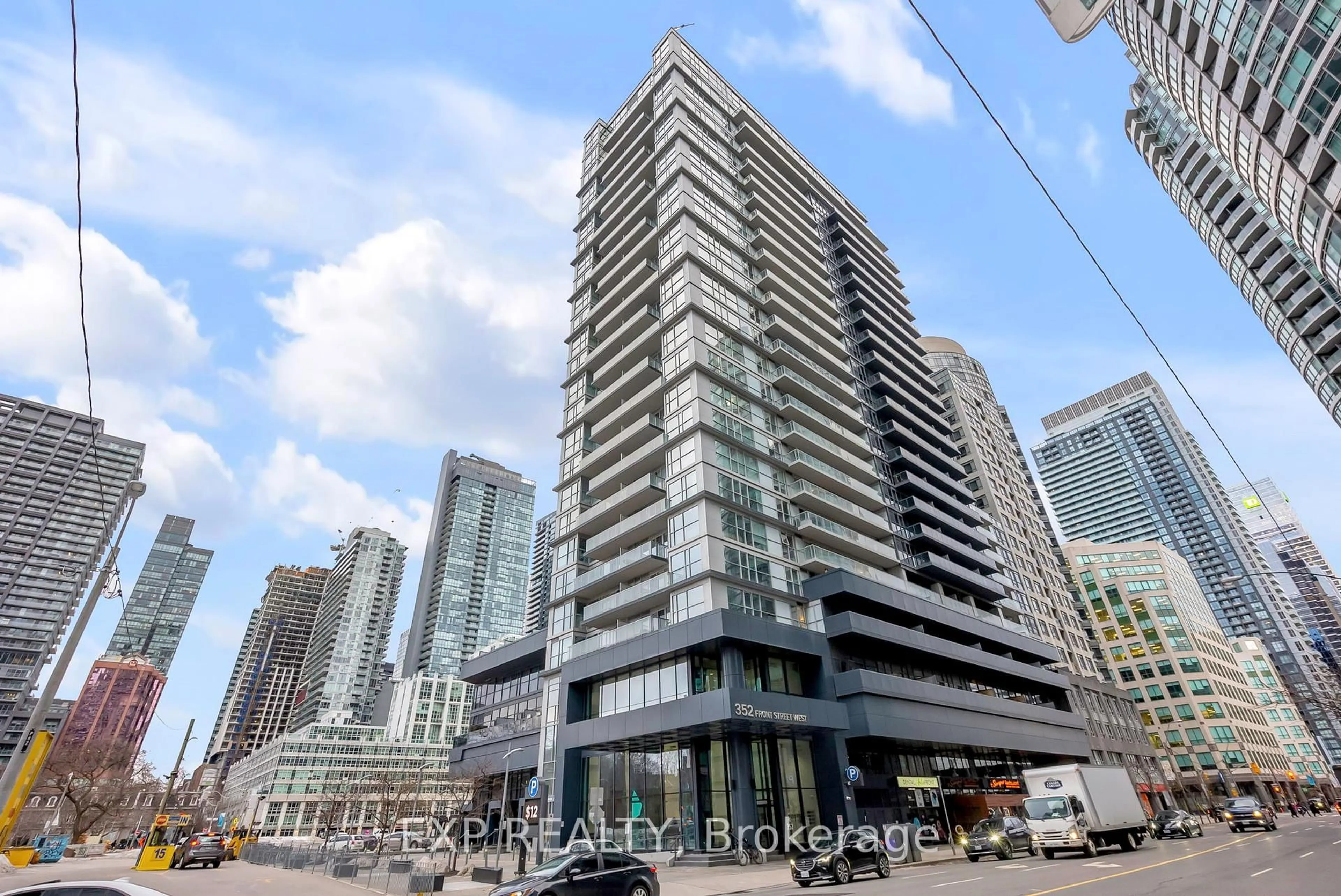 Indoor foyer for 352 Front St #2021, Toronto Ontario M5V 0K3